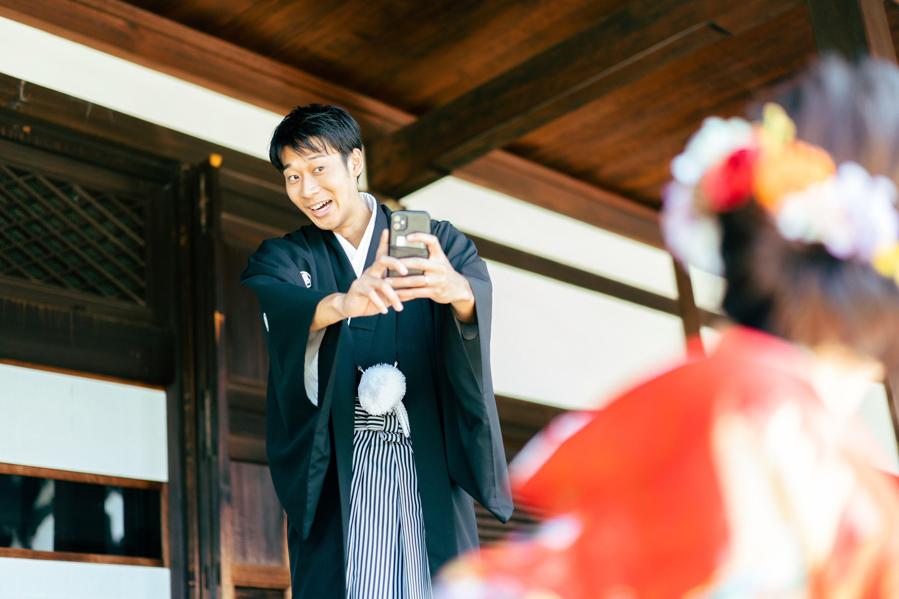 写真を撮る新郎さま