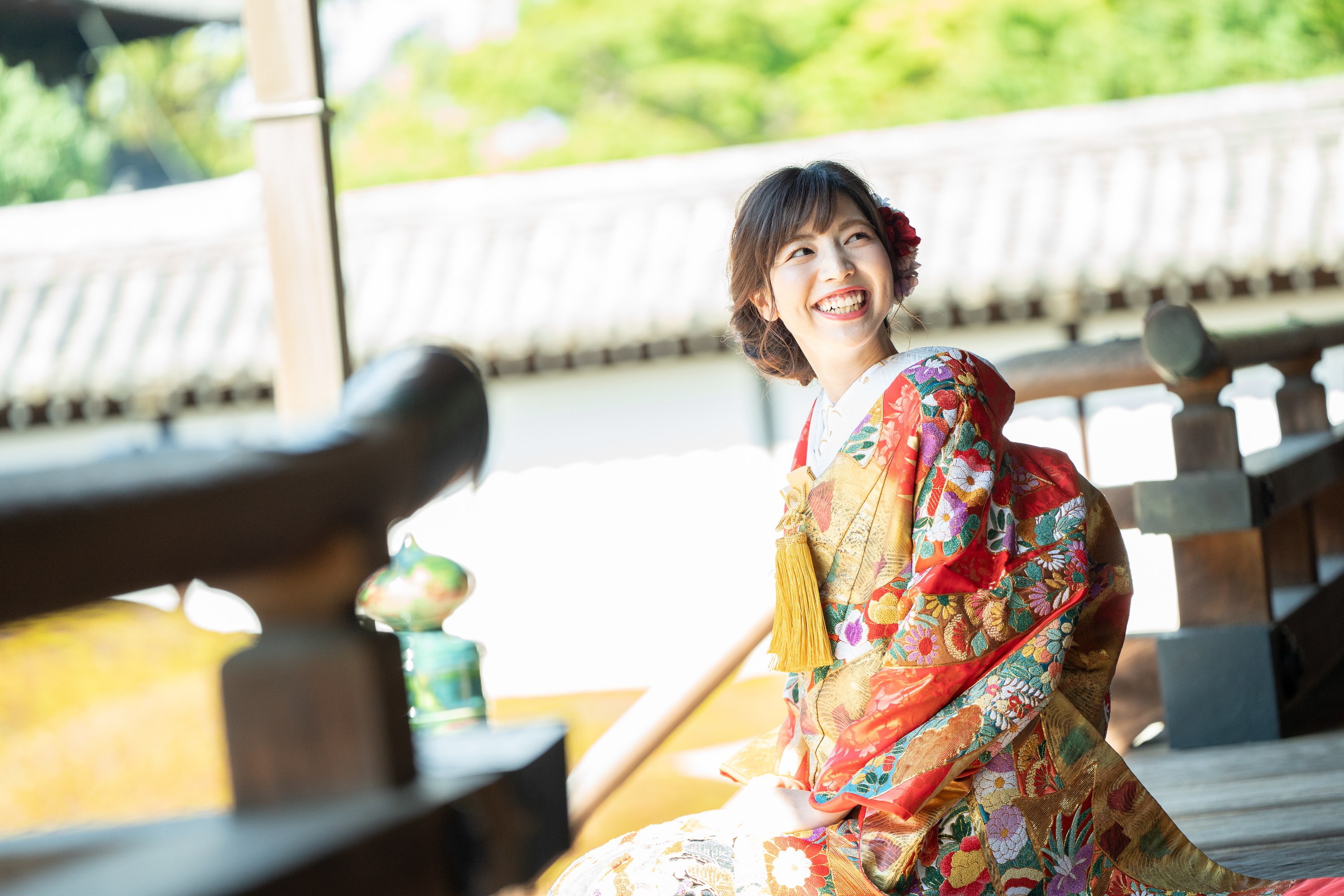 写真を新郎さまに撮られる新婦さま