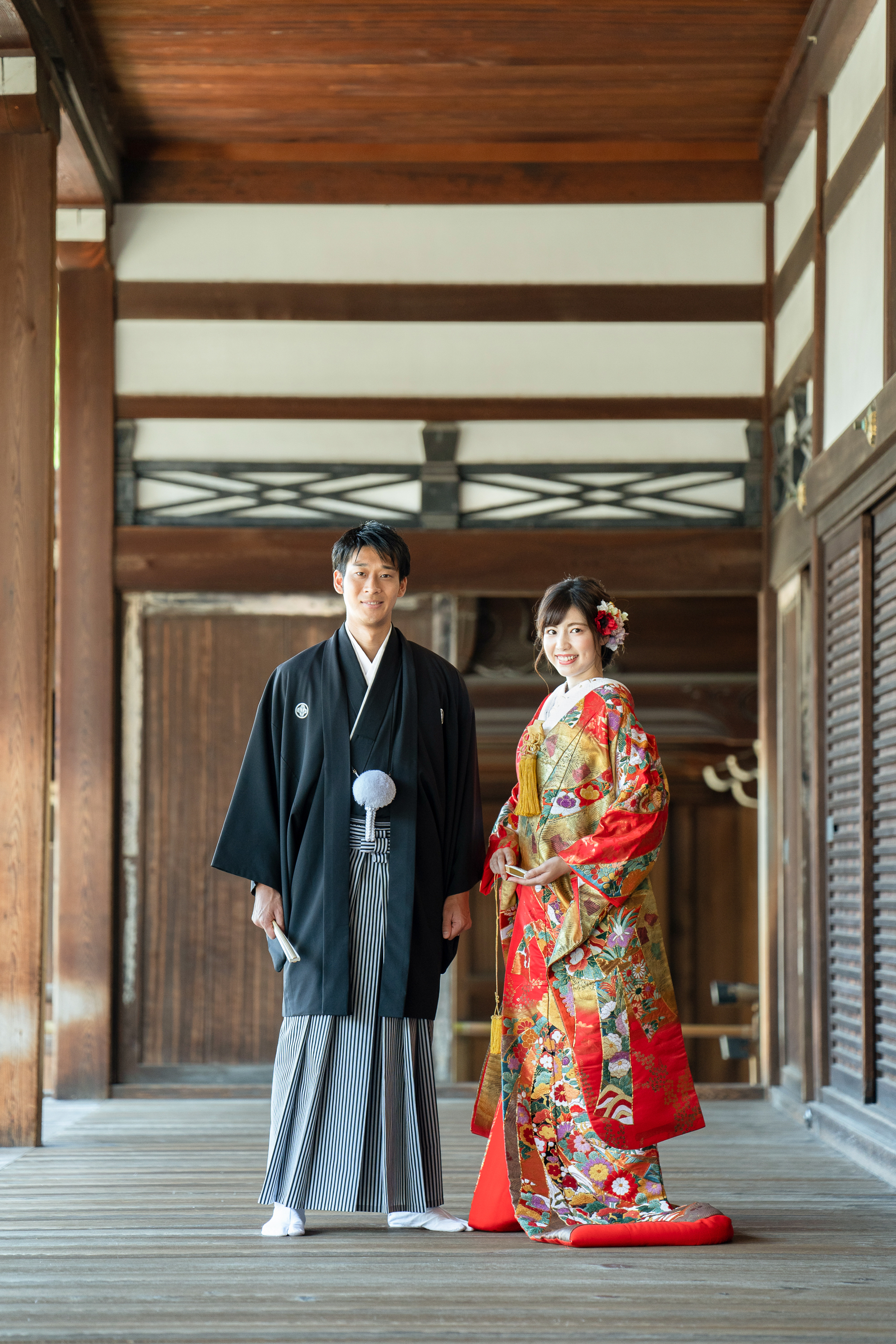 定番の和装立ち姿・紋付と色打掛