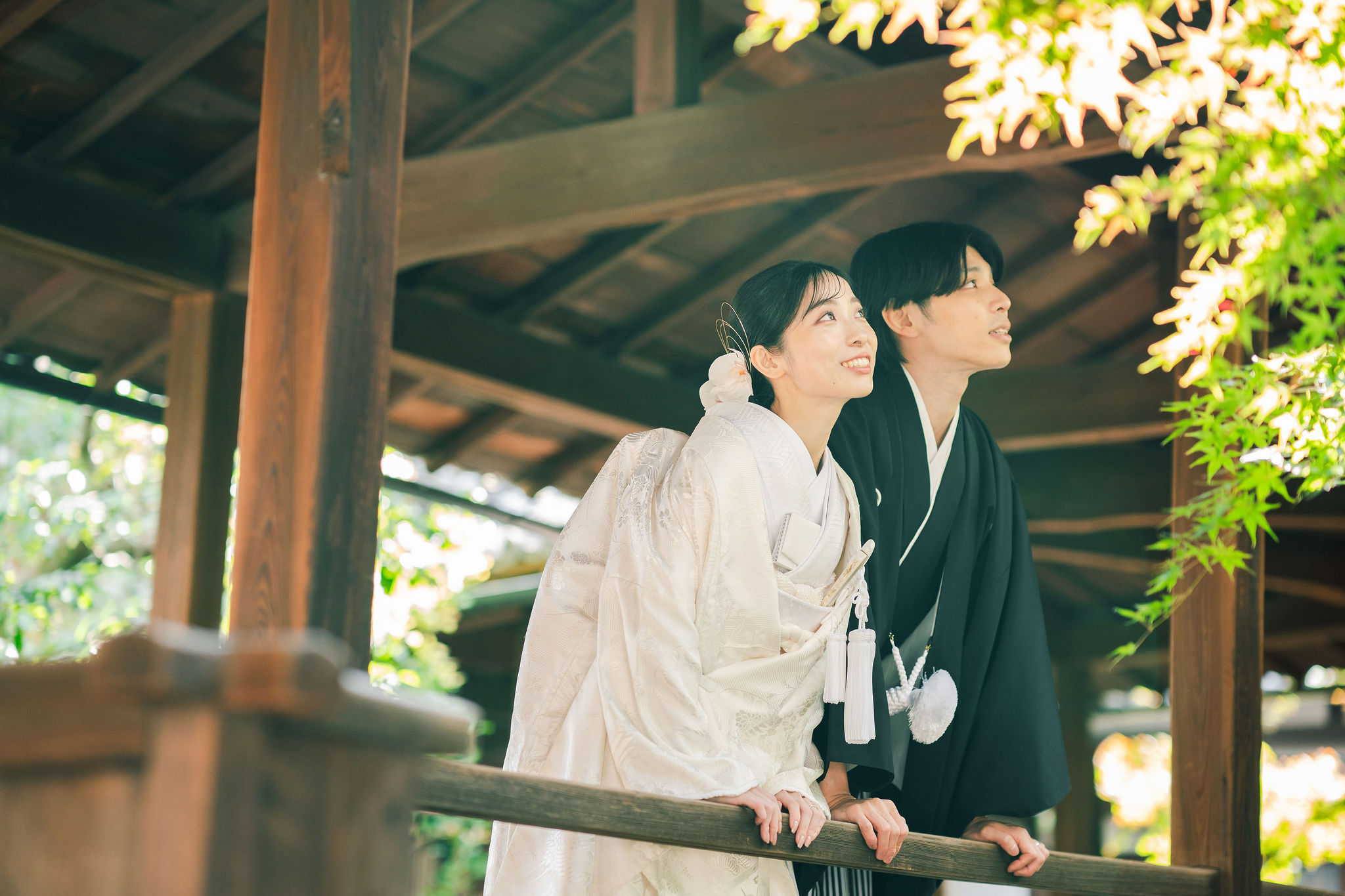 本法寺前撮りイメージ｜廊下の手すりを持ったシーン