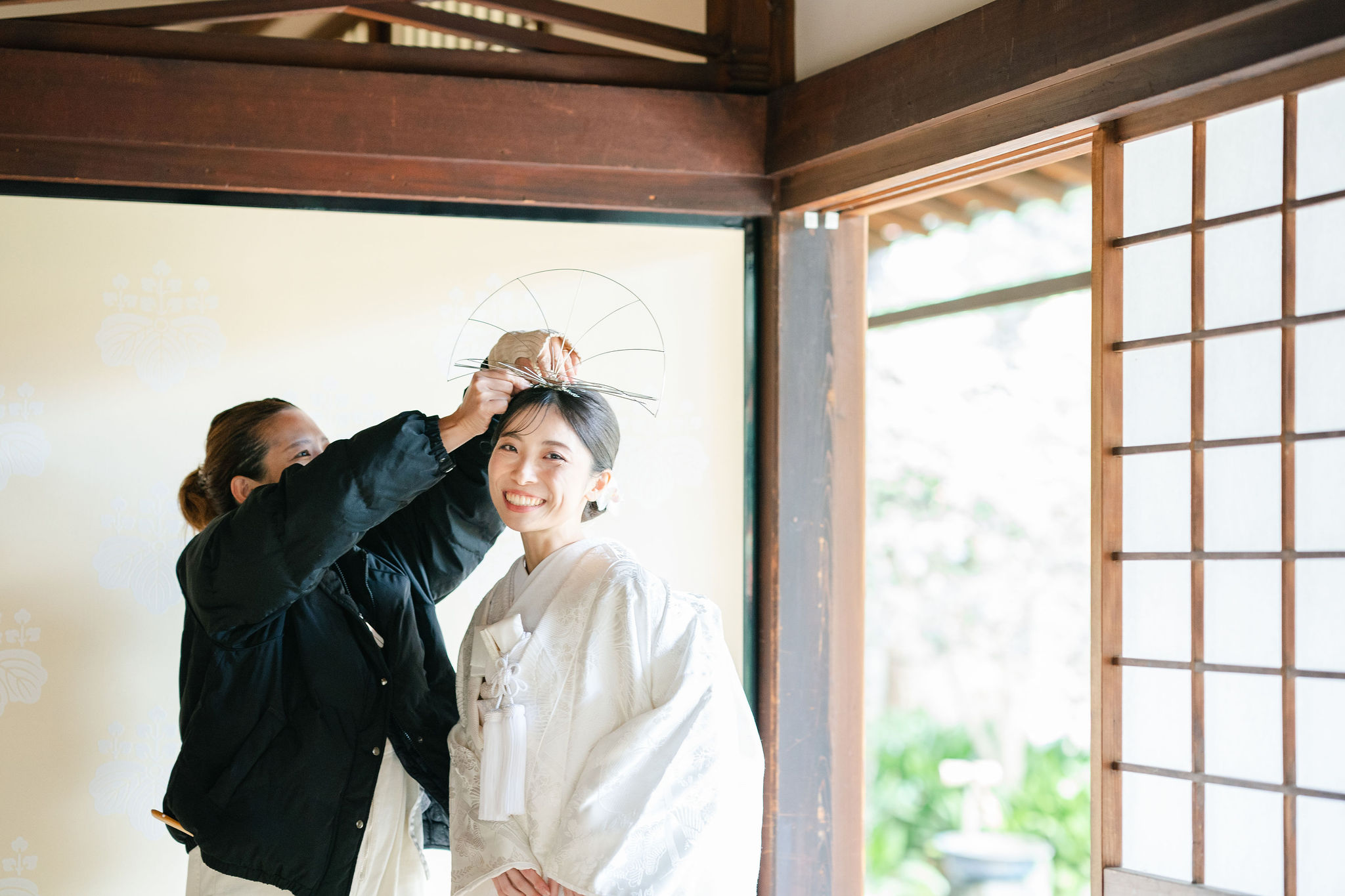 本法寺前撮りイメージ｜オフショット綿帽子付けるシーン