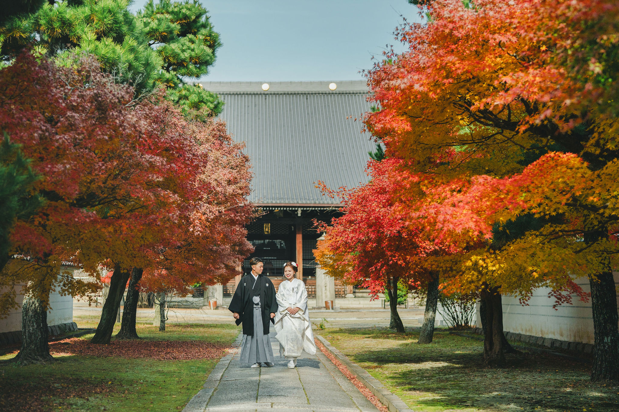 京都妙顕寺の紅葉並木で撮影した和装フォトウェディングの新郎新婦