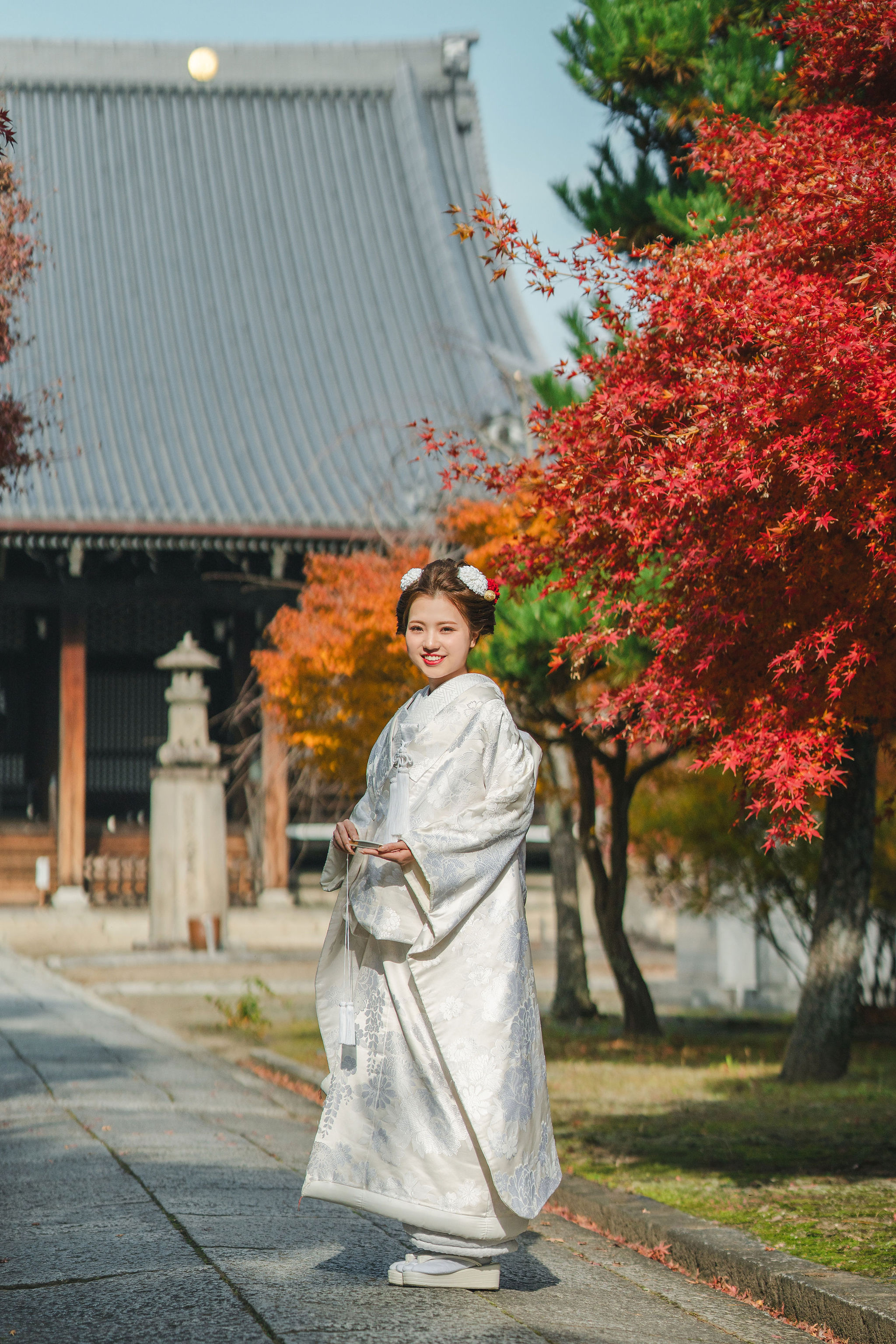 妙顕寺の本堂前で撮影した白無垢姿の花嫁