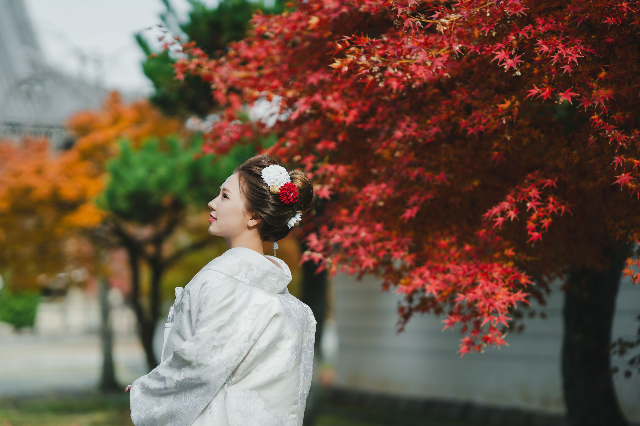 妙顕寺の紅葉を背景にした白無垢姿の花嫁