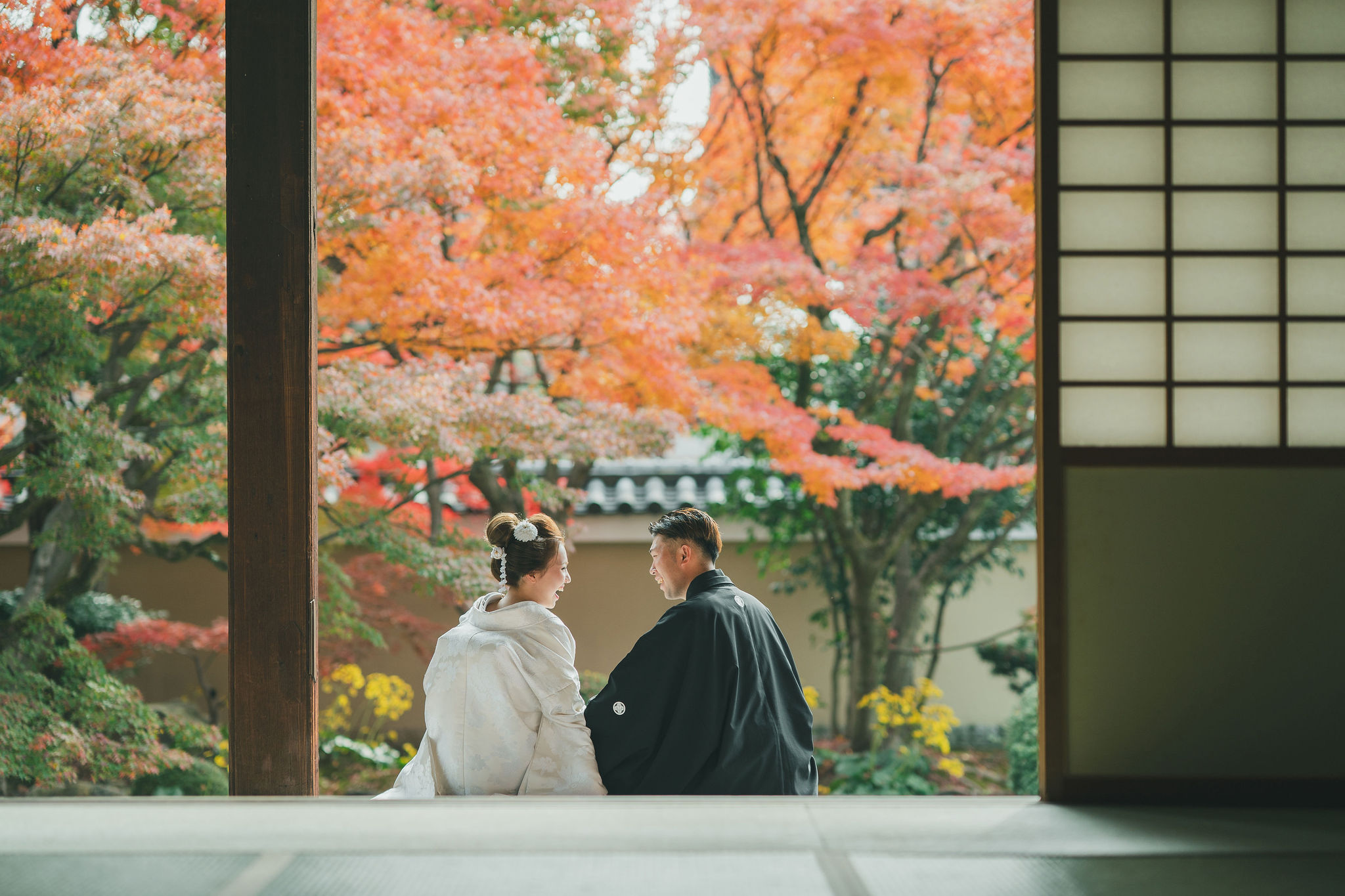 妙顕寺の書院前で微笑み合う和装姿の新郎新婦