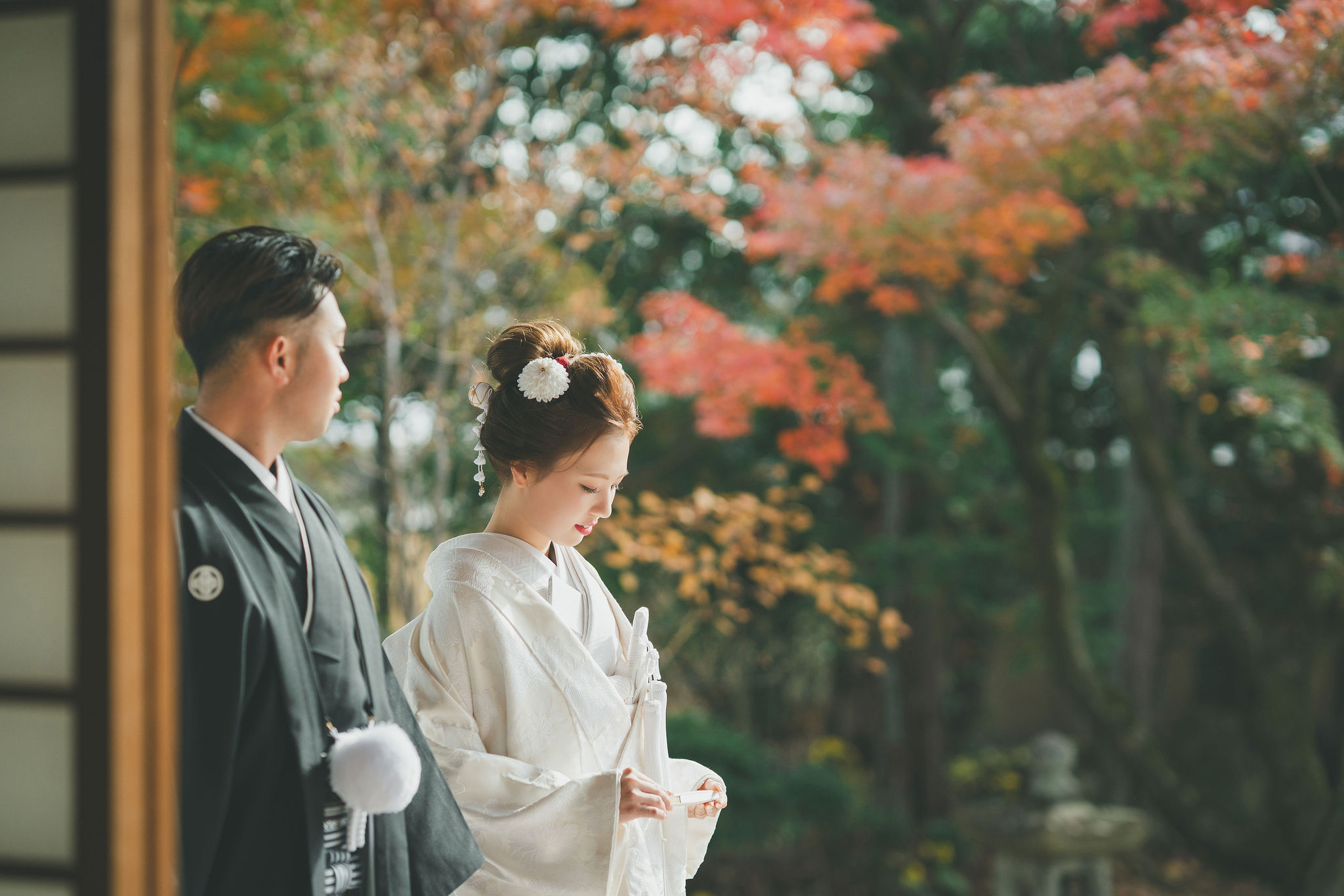 妙顕寺の縁側で紅葉を見つめる白無垢姿の花嫁