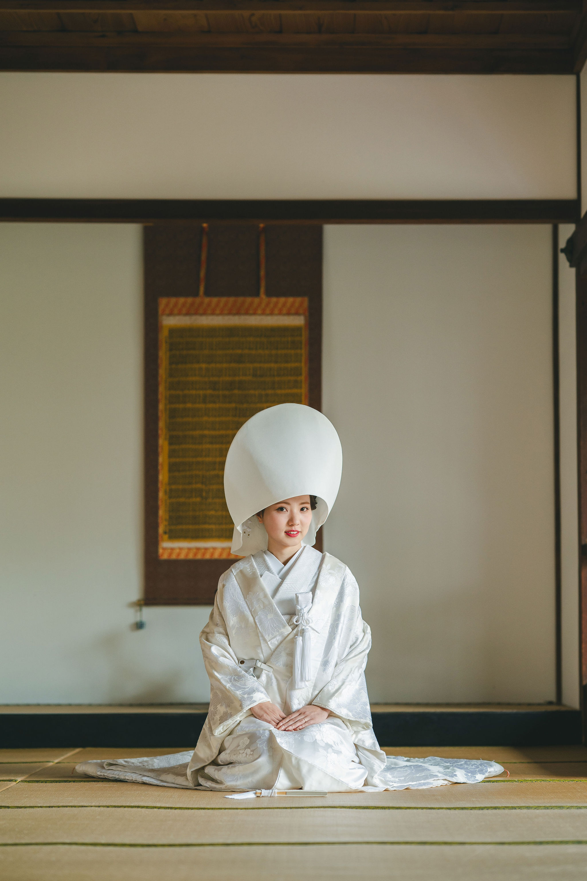 妙顕寺の和室で正座する綿帽子姿の花嫁