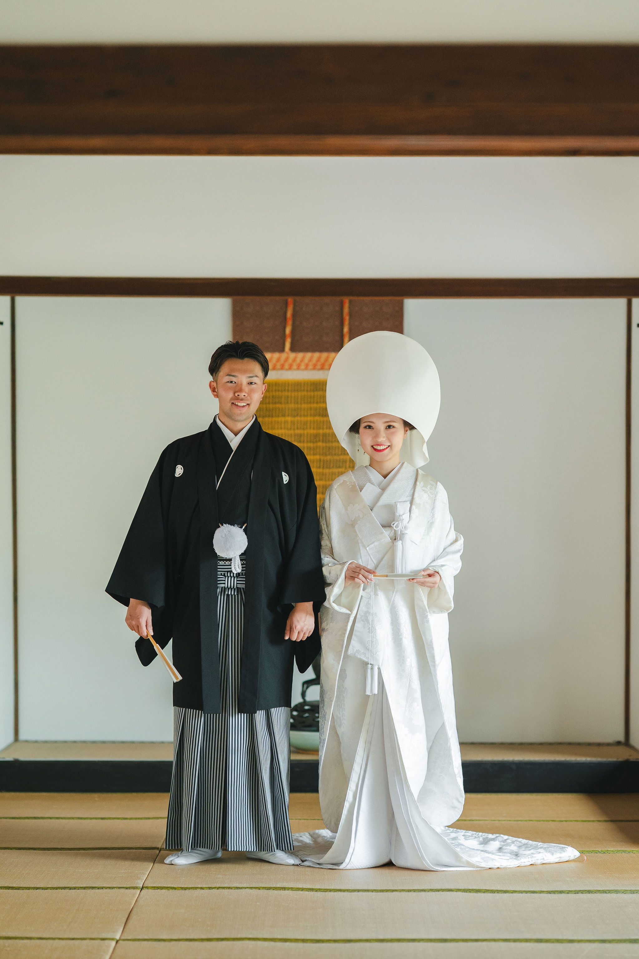 妙顕寺の和室で、新郎新婦。