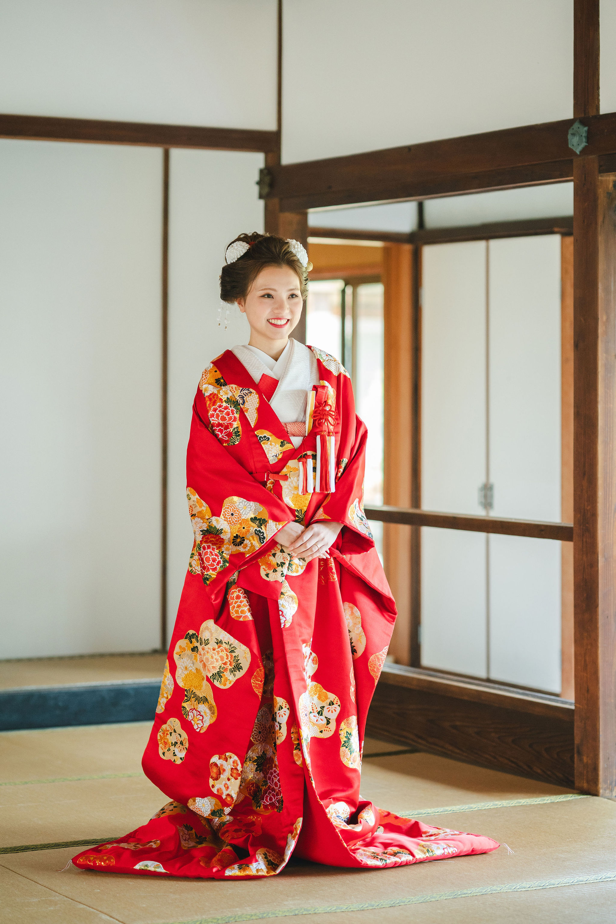 新日本髪の和装花嫁。赤色の色打掛が映える和室にて。