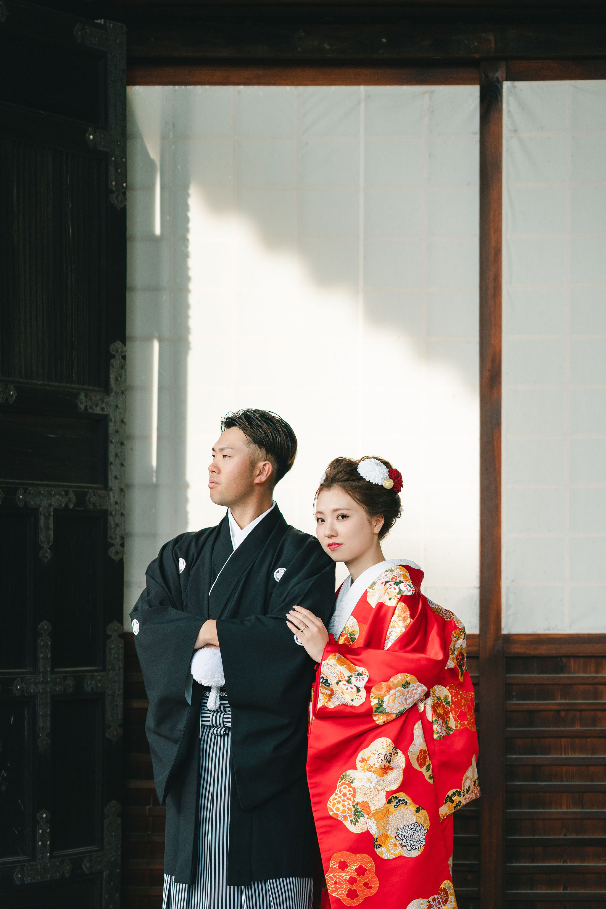 京都妙顕寺で撮影した色打掛姿の新婦と紋付袴姿の新郎の和装前撮り