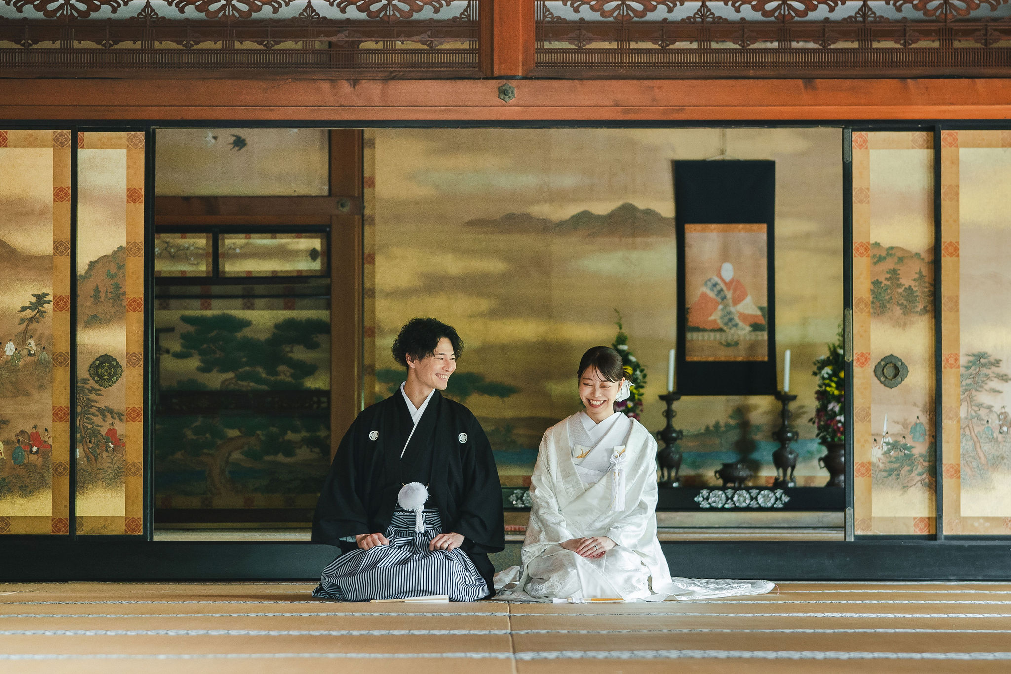 仁和寺の宸殿で正座シーン。白無垢と黒紋付スタイルの新郎新婦