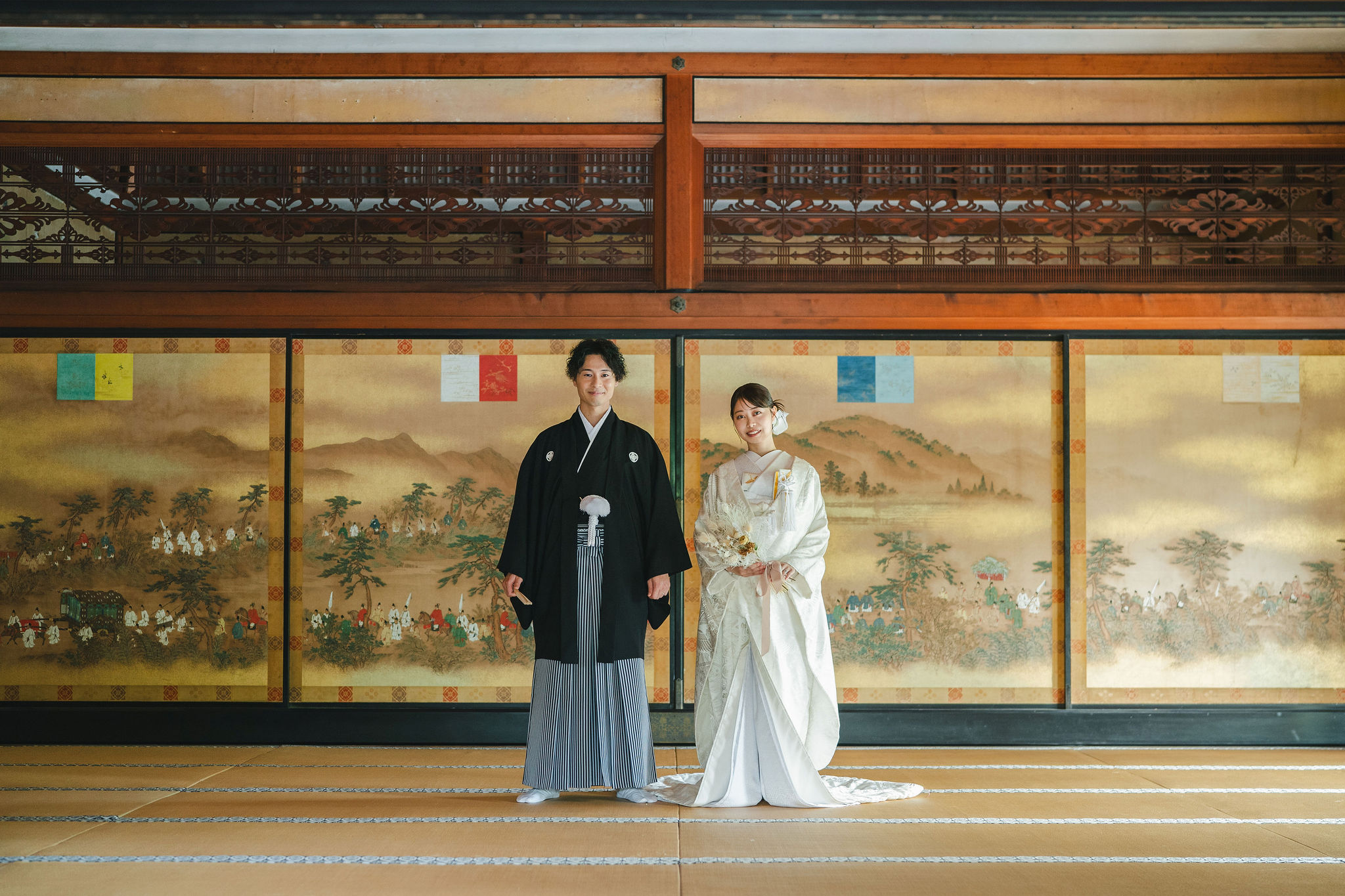 仁和寺の宸殿で、立ったフォーマルポーズ。