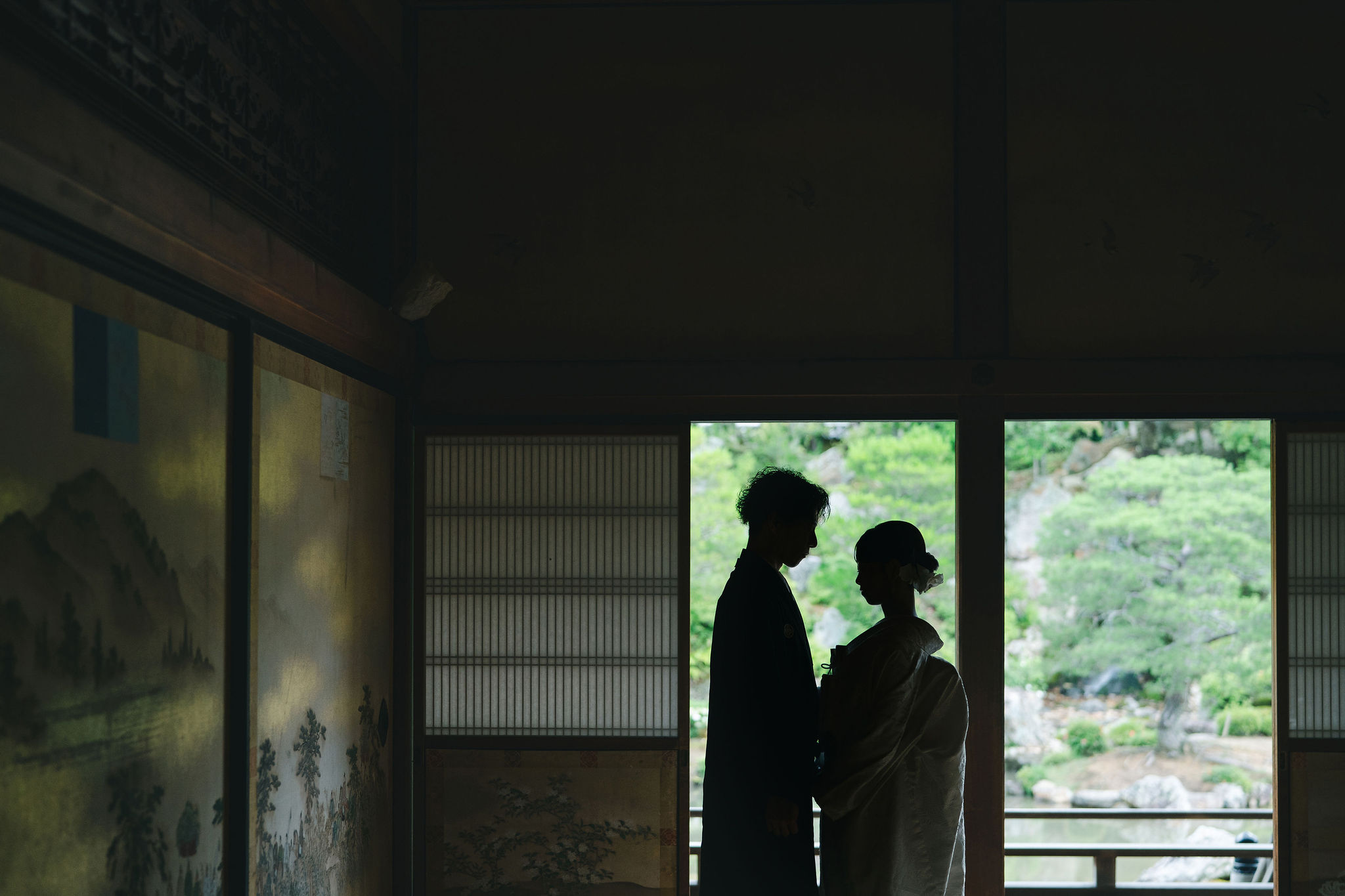 シルエットイメージ写真｜京都仁和寺の屋内にて