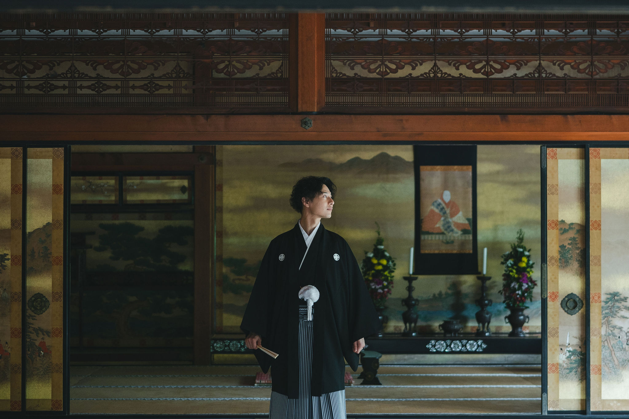 荘厳な仁和寺の宸殿で、男性ソロ写真