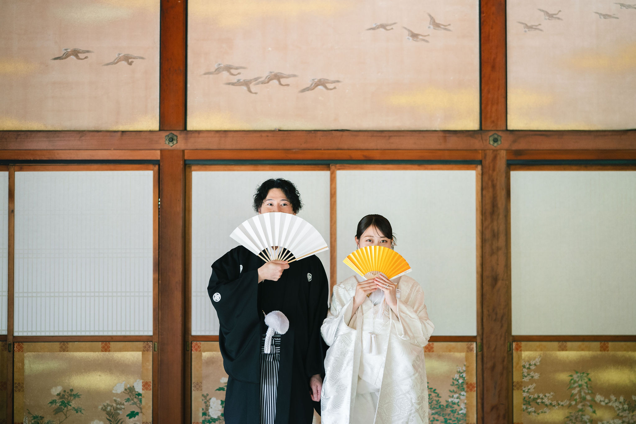 扇子を使った前撮り写真｜京都仁和寺の宸殿