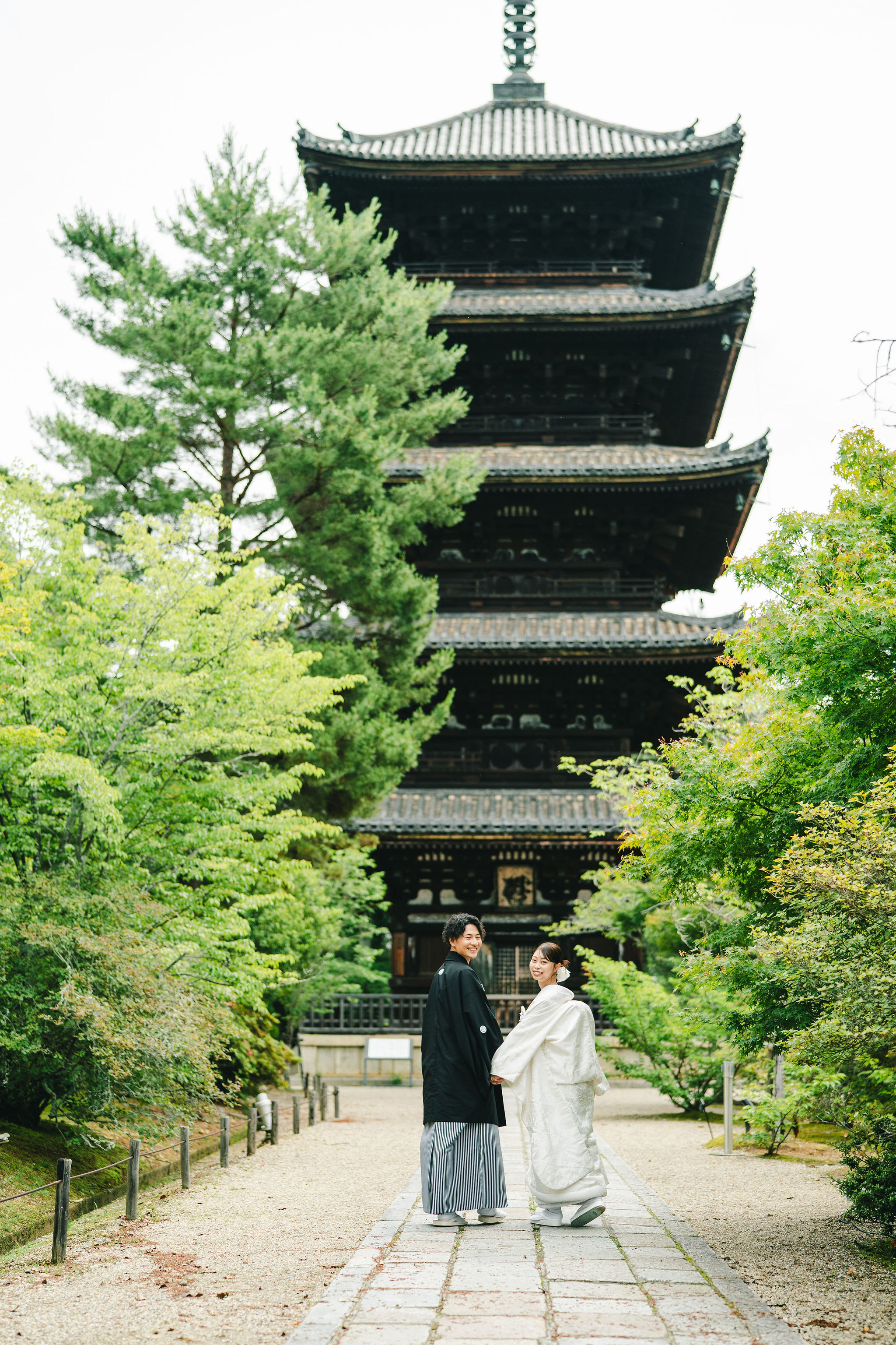 仁和寺の五重塔と和装フォトウェディングイメージ