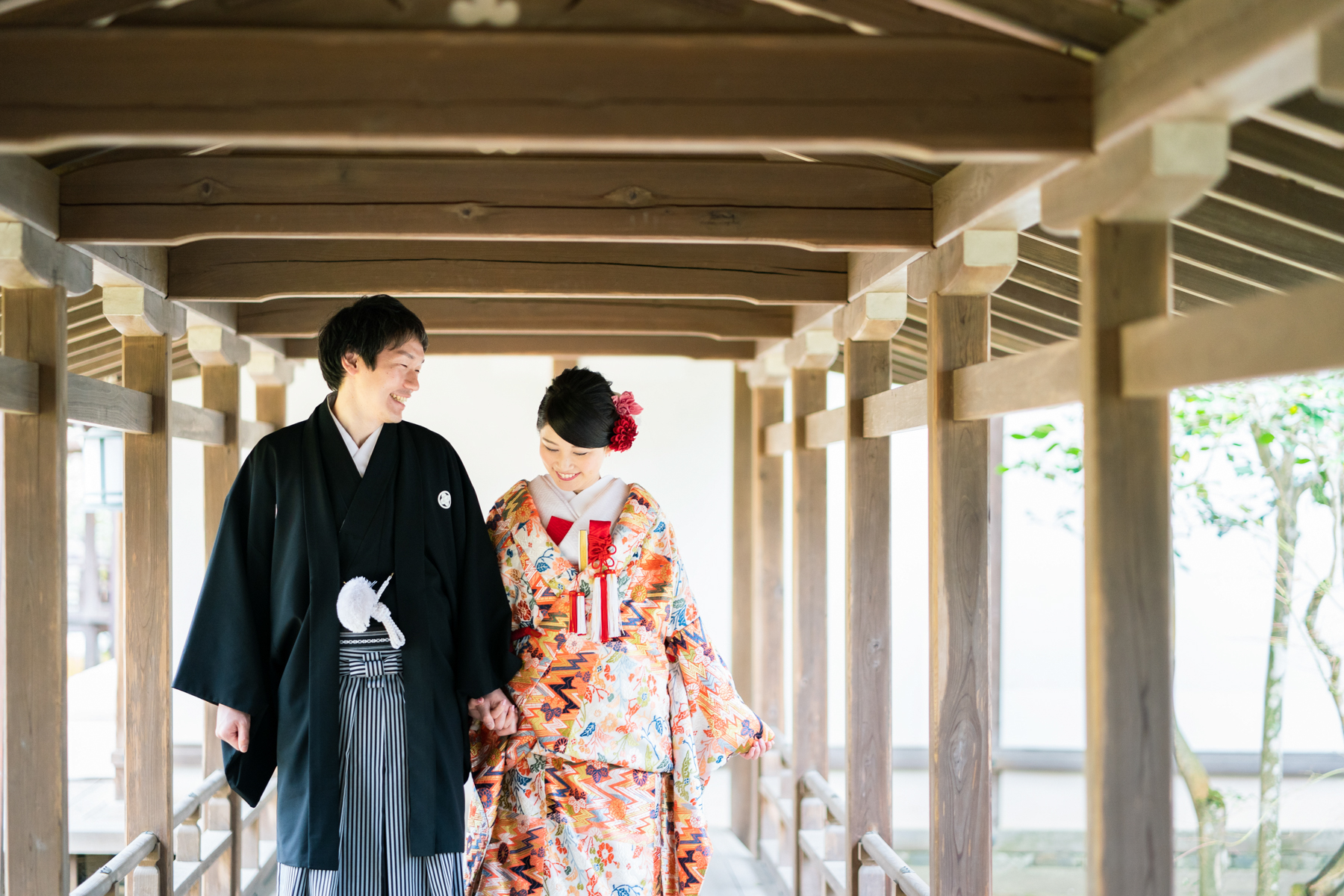 京都の大覚寺の廊下で和装前撮り