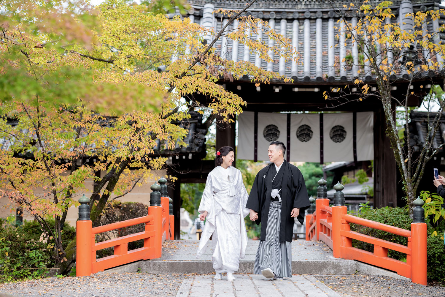 楽しく歩く和装婚礼イメージ。京都紫野の神社にて。