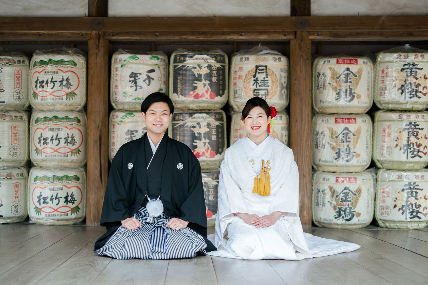 京都の吉田神社、酒樽前で正座写真。和装婚礼前撮り。