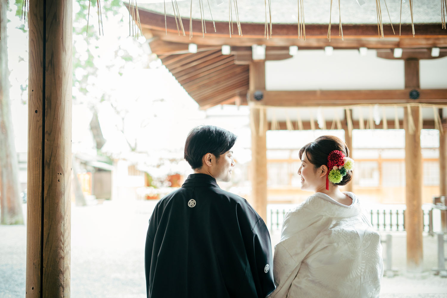 白無垢と紋付き姿の新郎新婦様、後ろから撮影