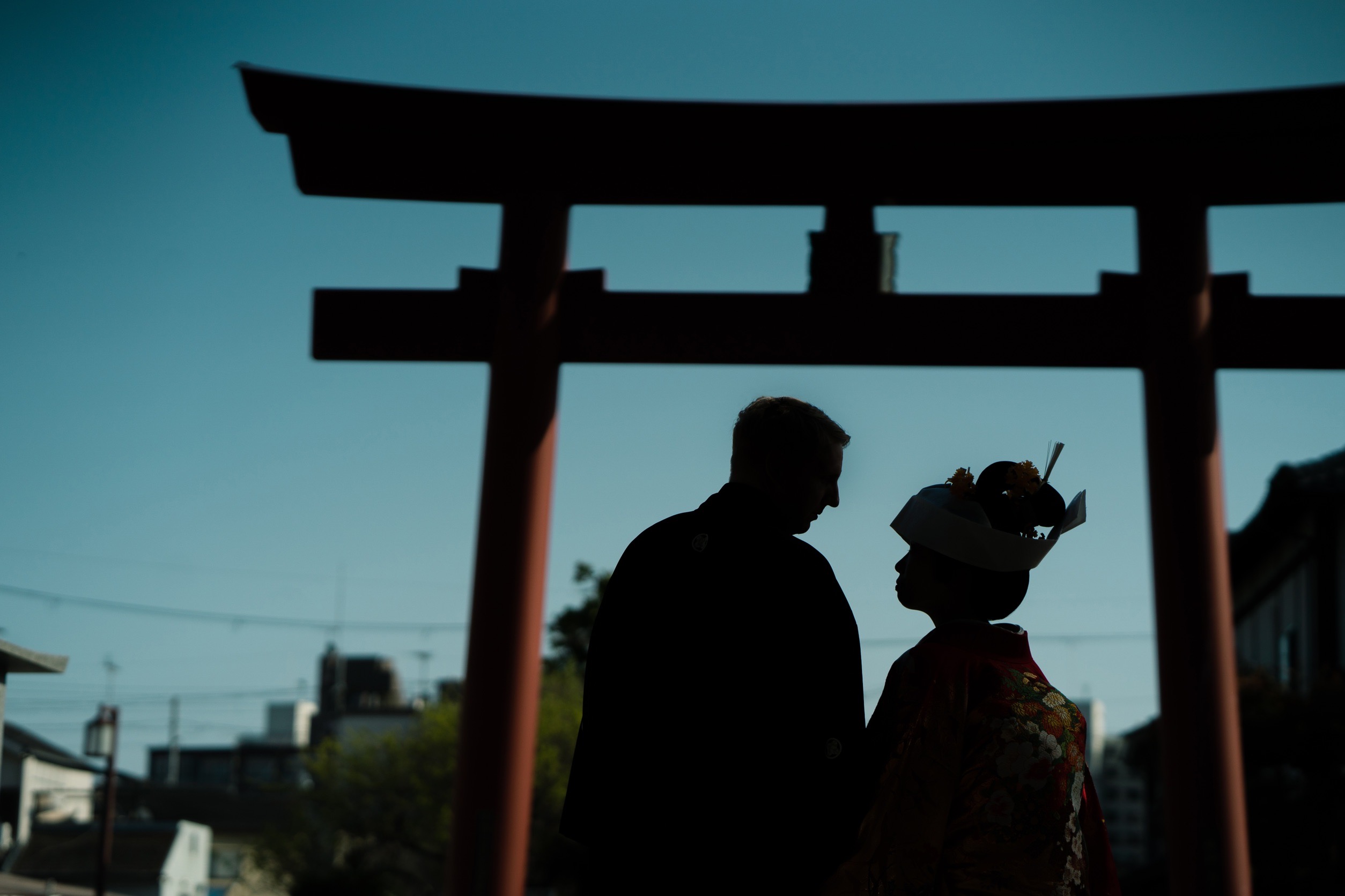 鳥居前でシルエット写真