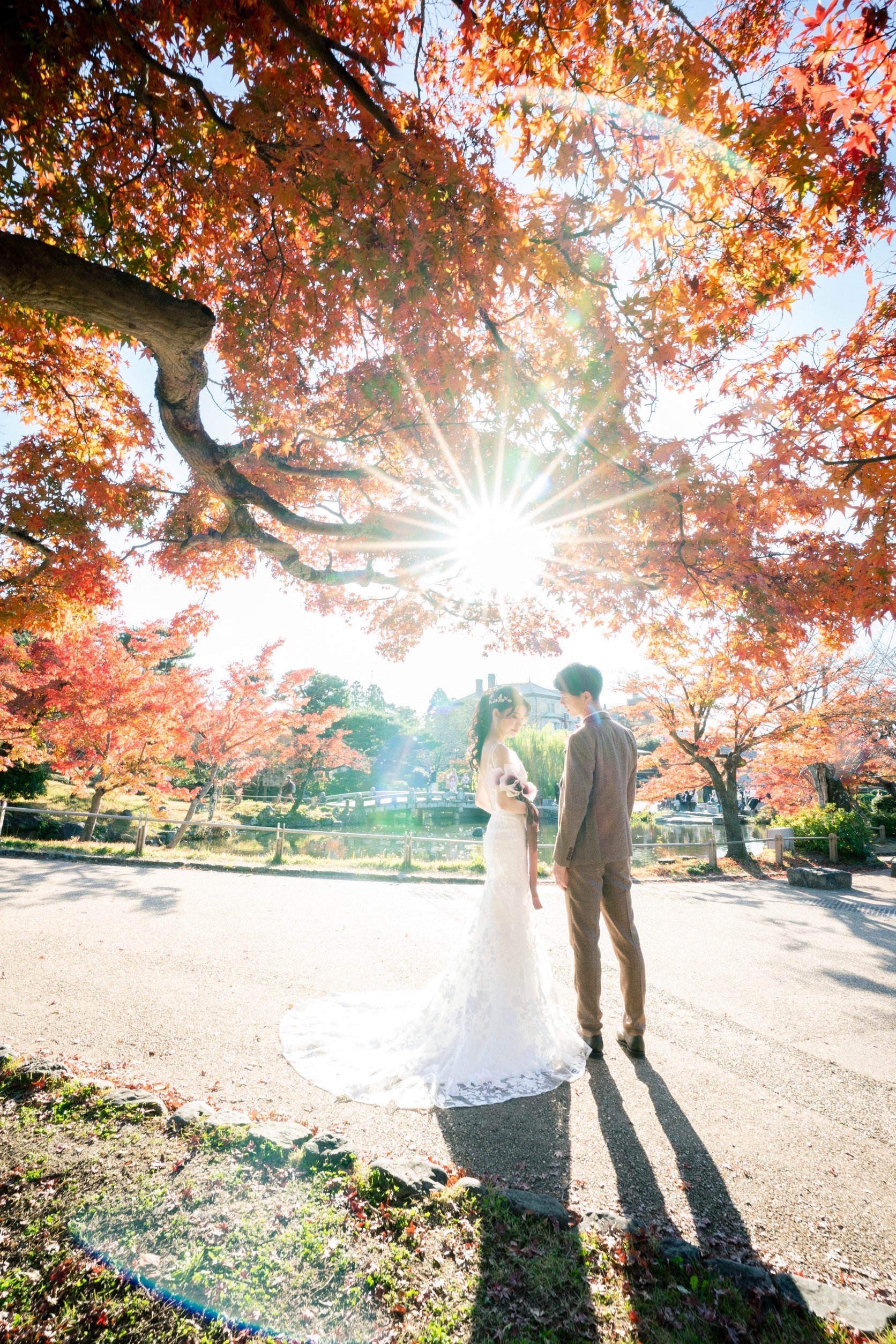 紅葉の円山公園の洋装前撮りイメージ