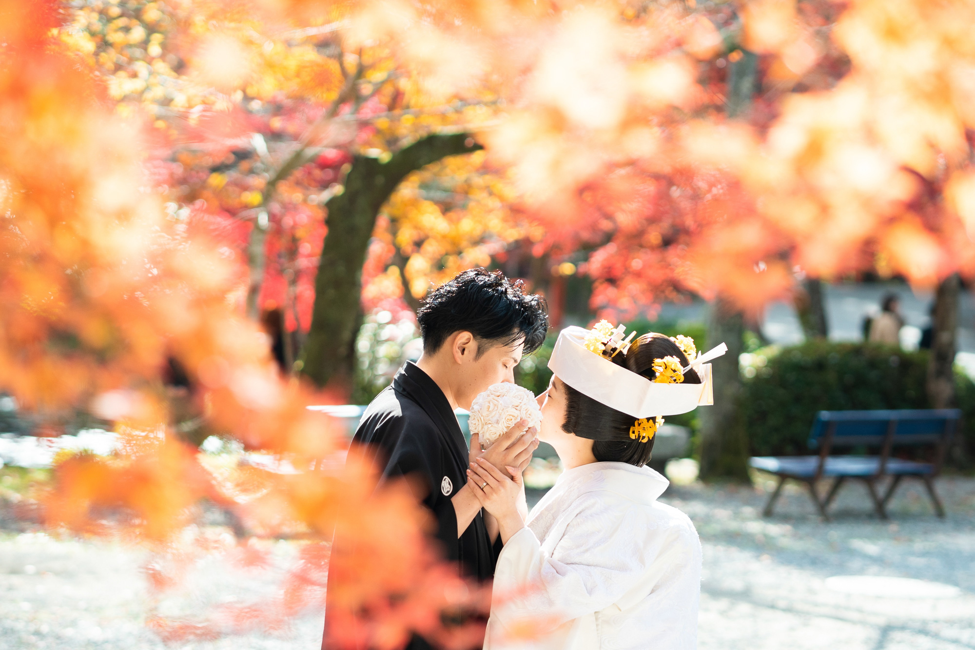 紅葉に包まれた前撮りイメージ
