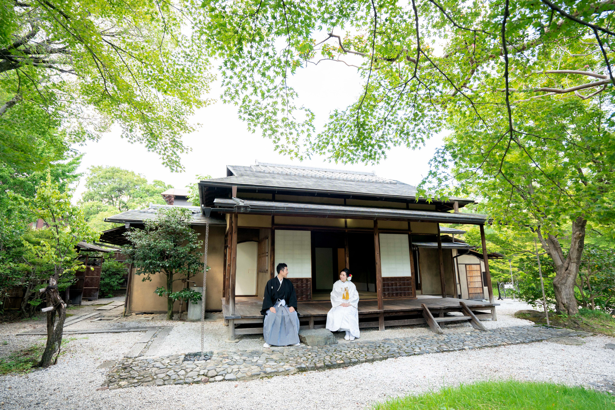 京都の茶室「堪庵」の縁側で和装前撮り