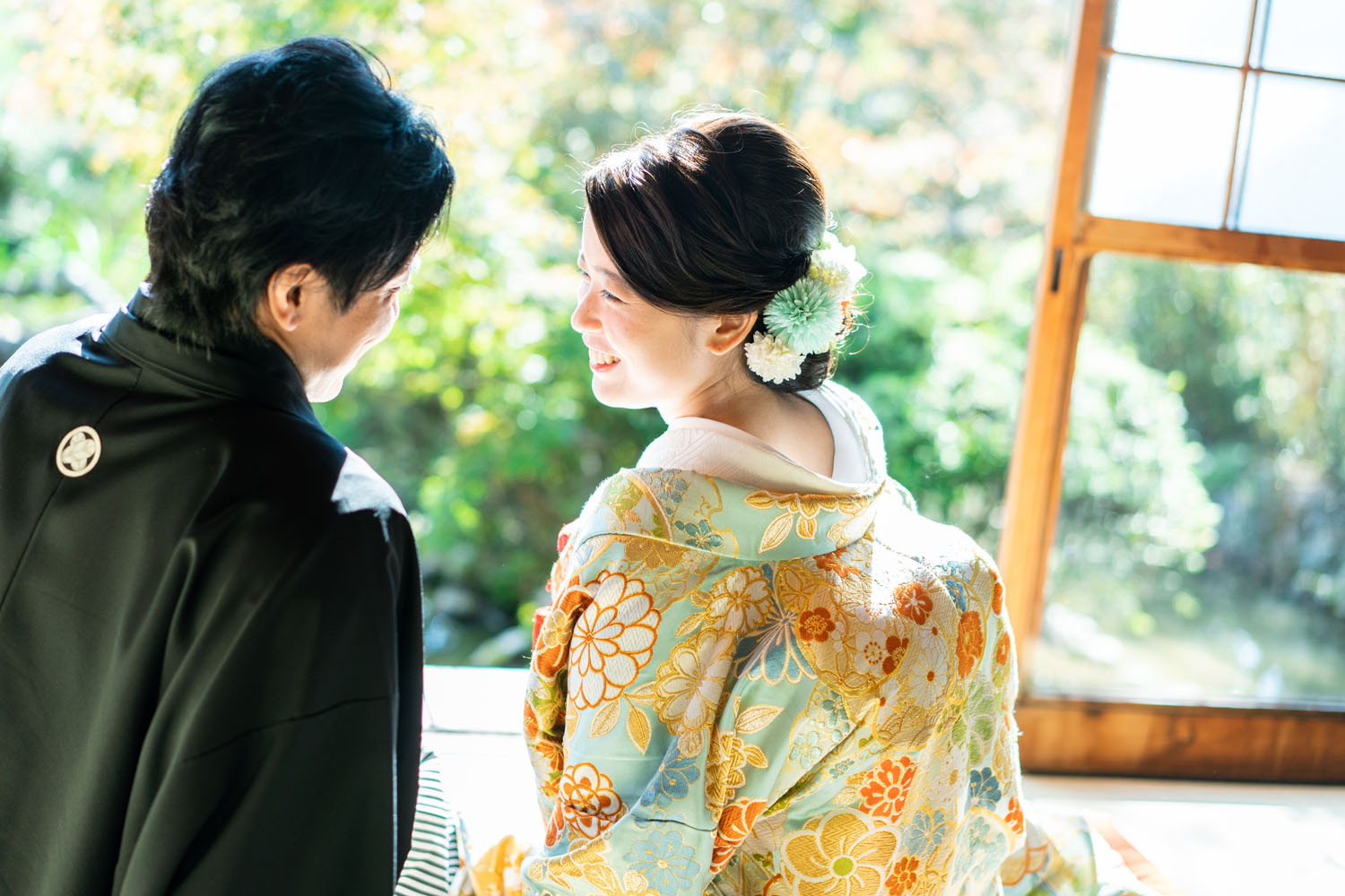 京都の梅宮大社にある参集殿の中で、和装婚礼前撮り