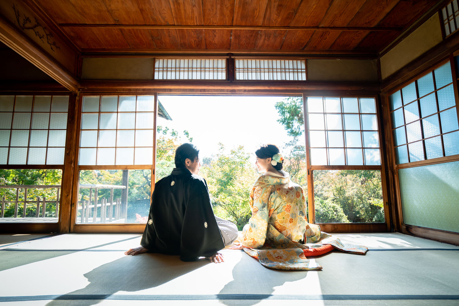 京都の梅宮大社、参集殿で座った状態の新郎新婦様。前撮りイメージ