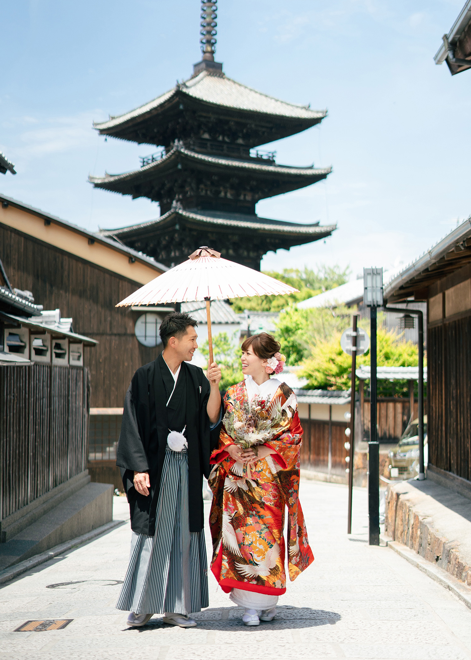 法観寺の塔と新郎新婦