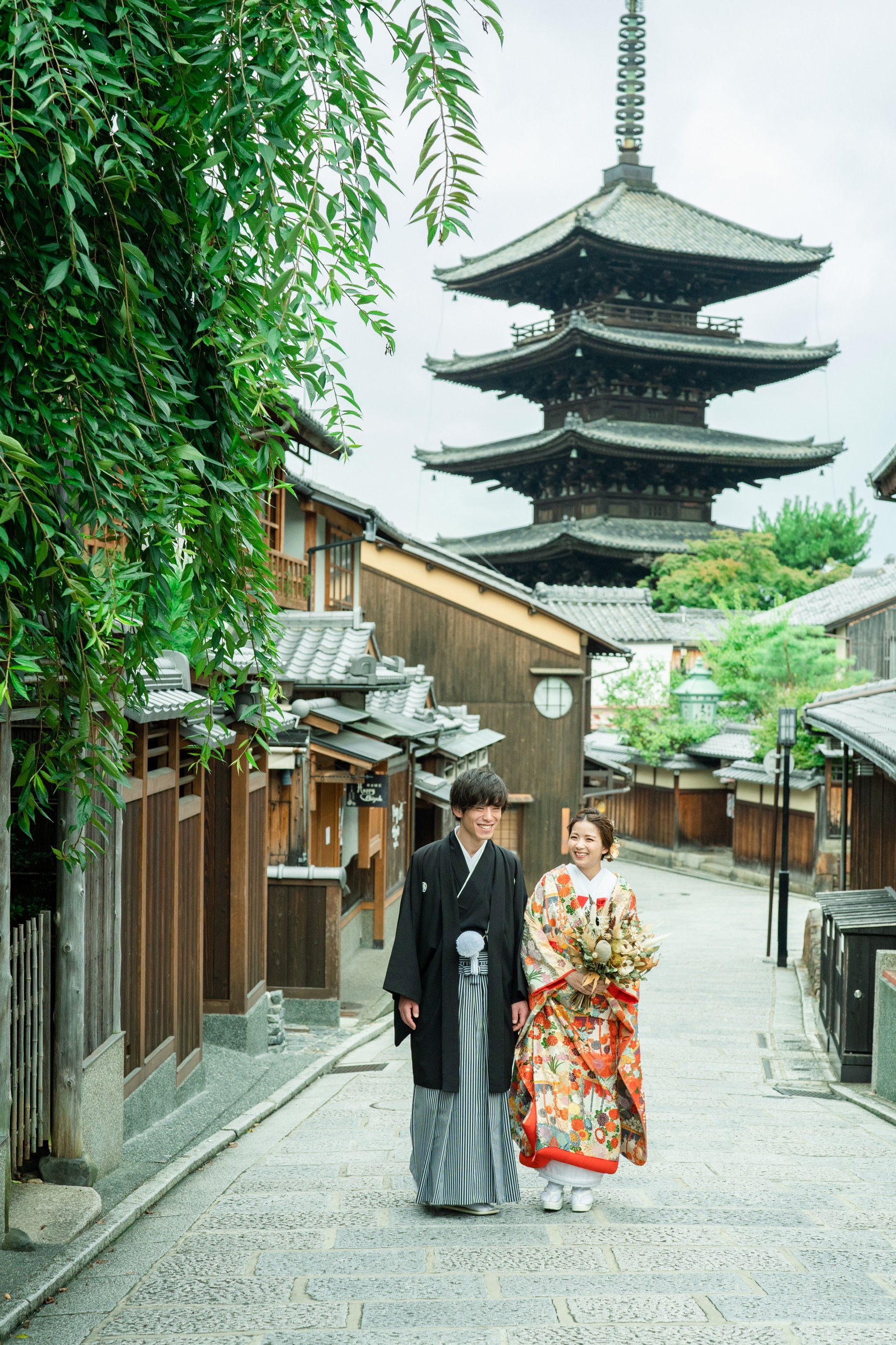 歩きながら八坂の塔と