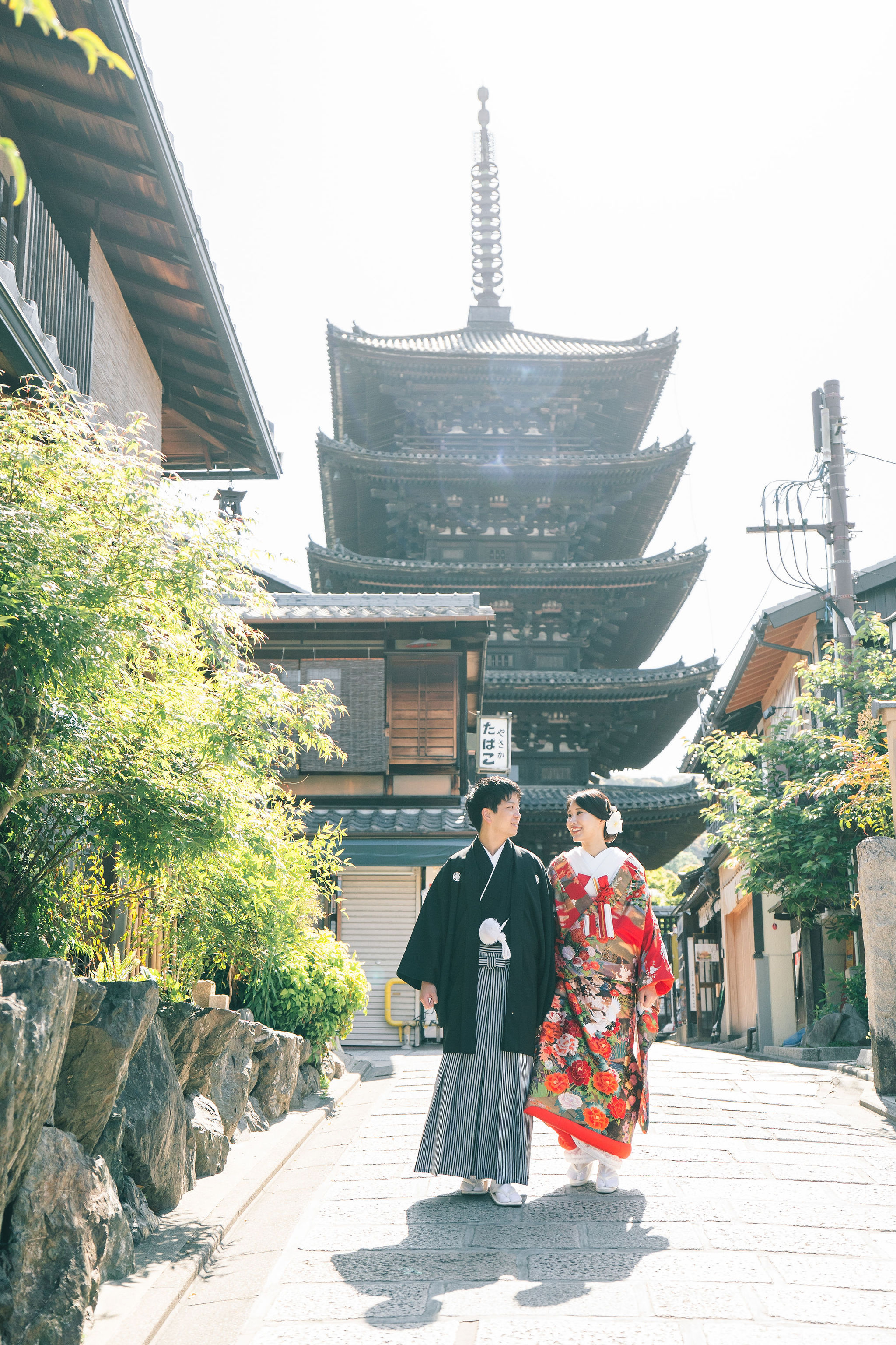 八坂の塔と和装花嫁と花婿