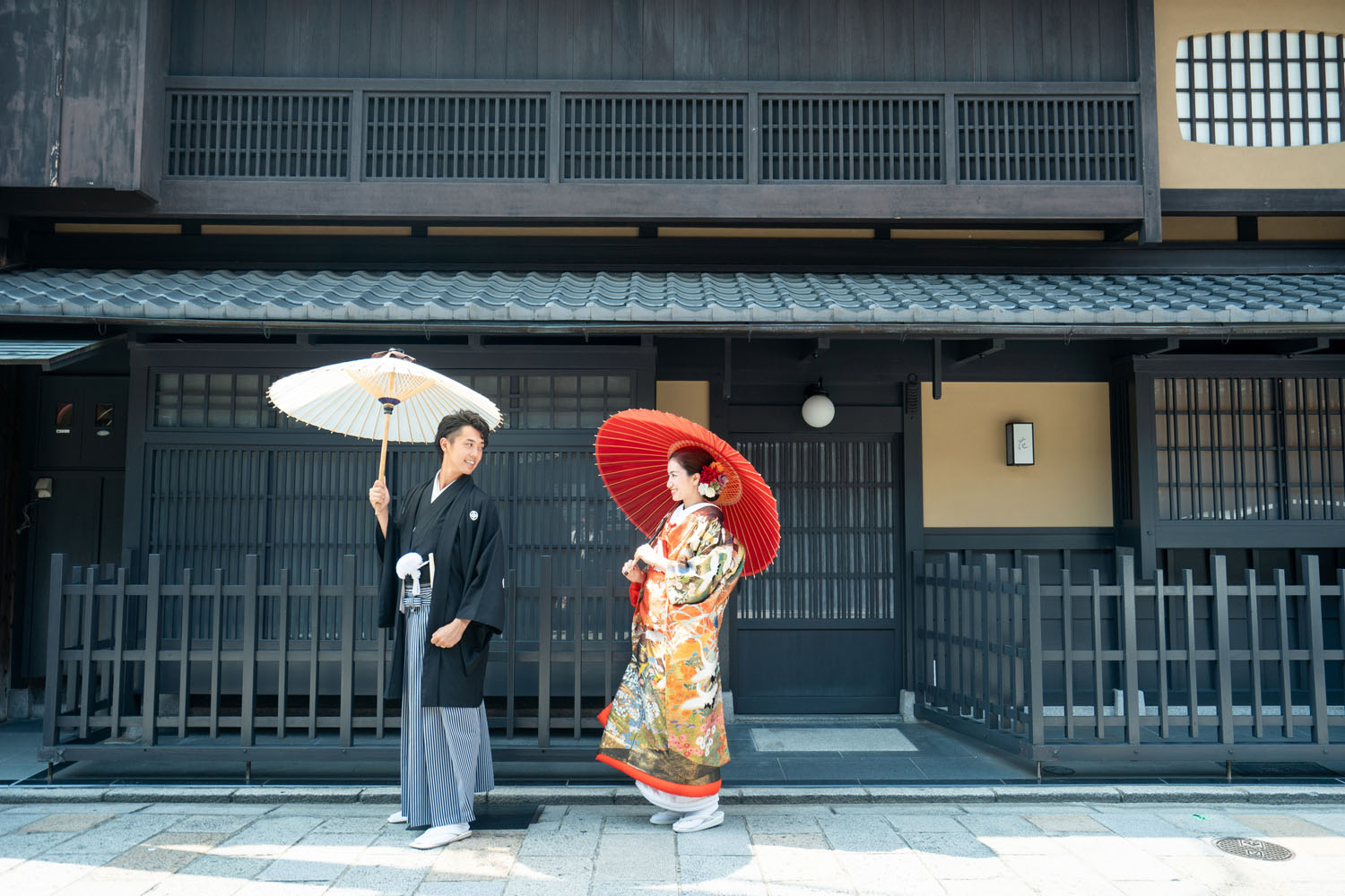 和傘と京町家、京都の祇園新橋にて