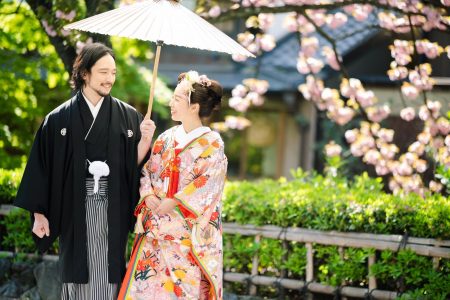 八重桜と新郎新婦