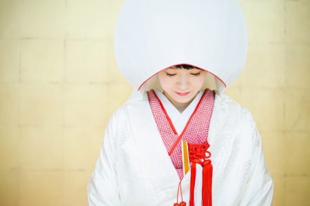 赤の鹿の子柄の色掛下と白無垢