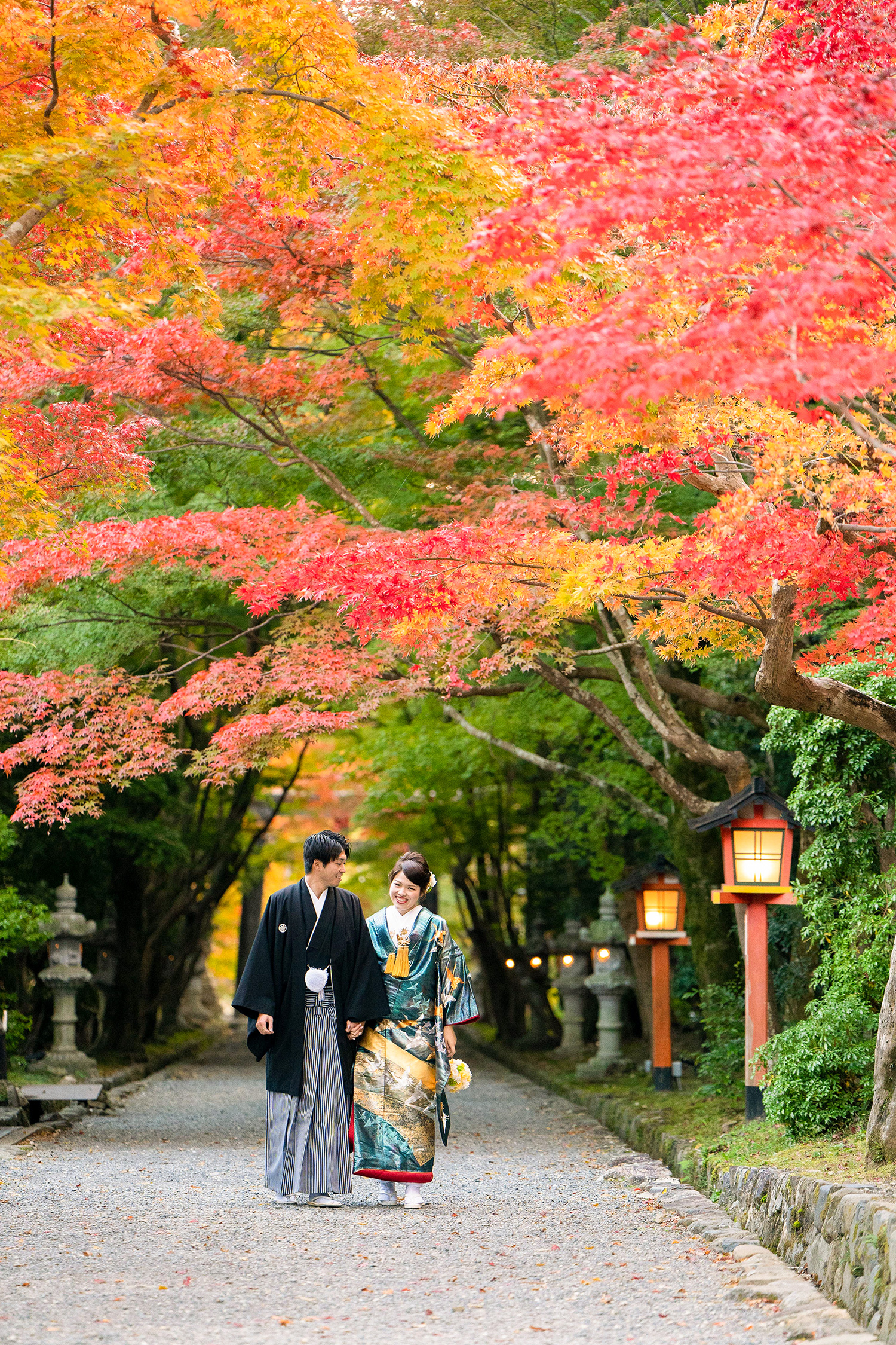 大原野神社で前撮り。紅葉と新郎新婦