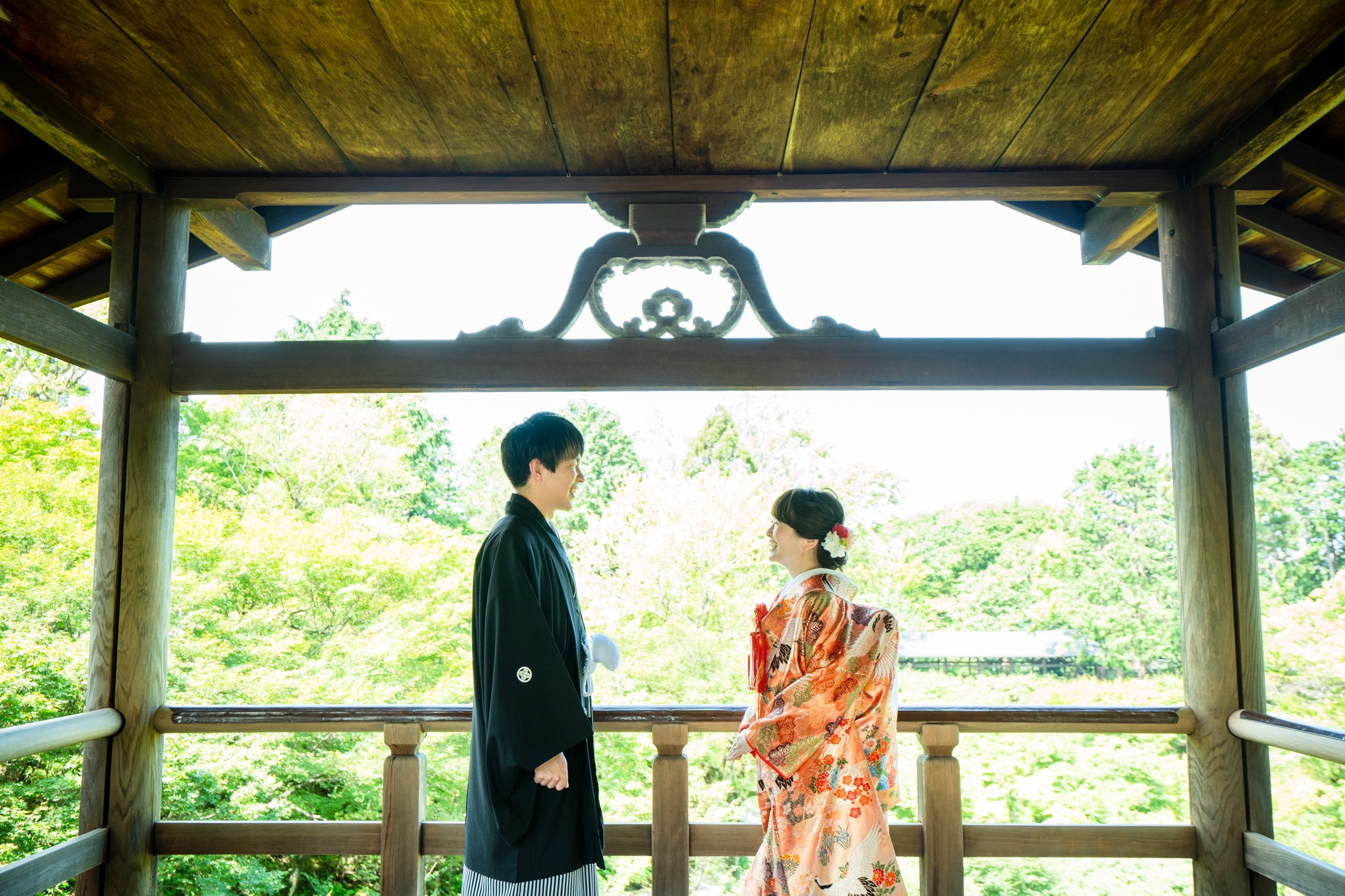 東福寺の通天橋中央付近にて、和装前撮りイメージ