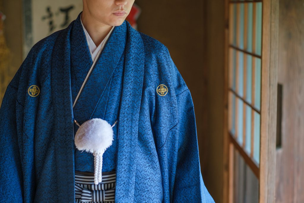 青色の紋付羽織袴