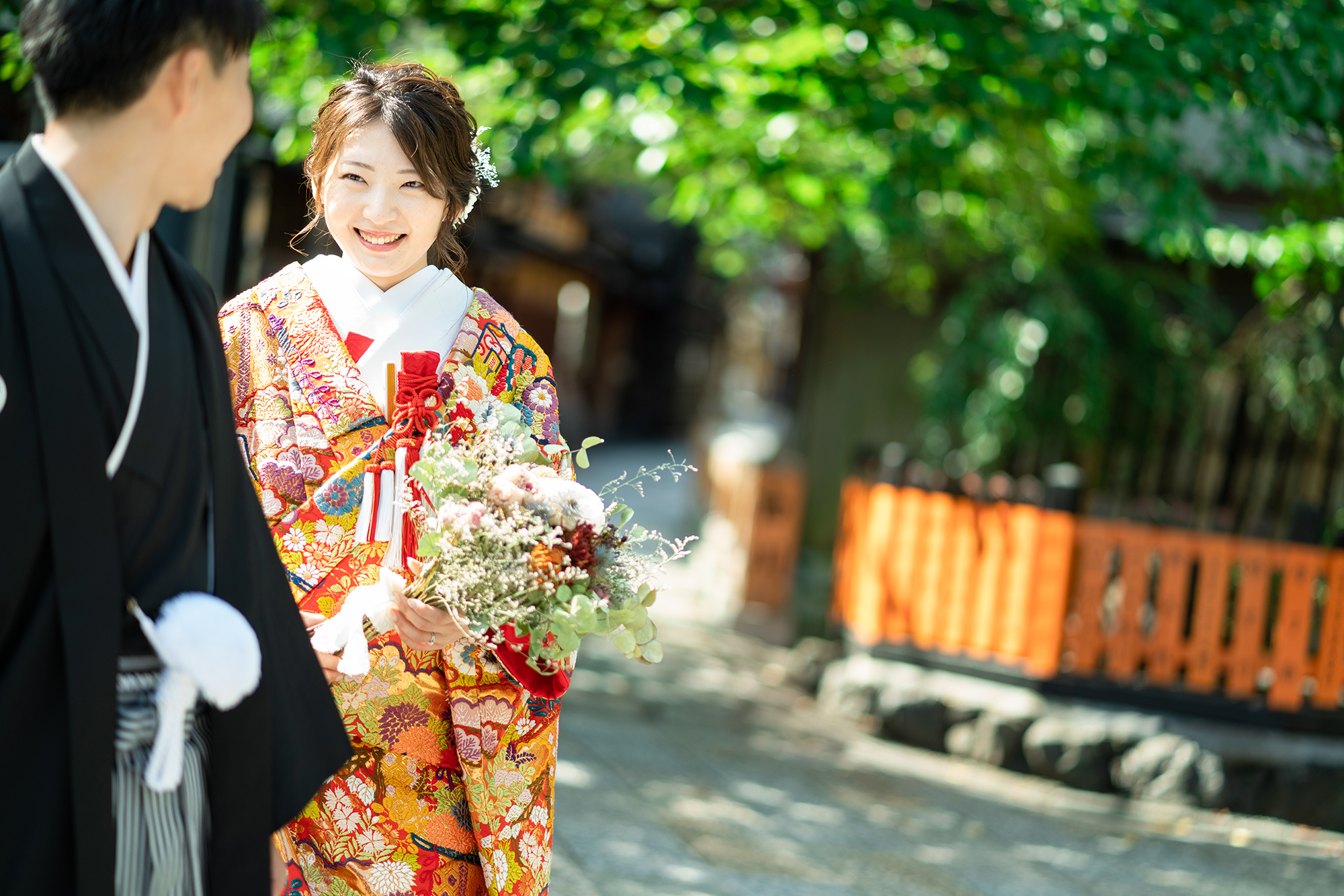 新郎さまを見つめる新婦さま
