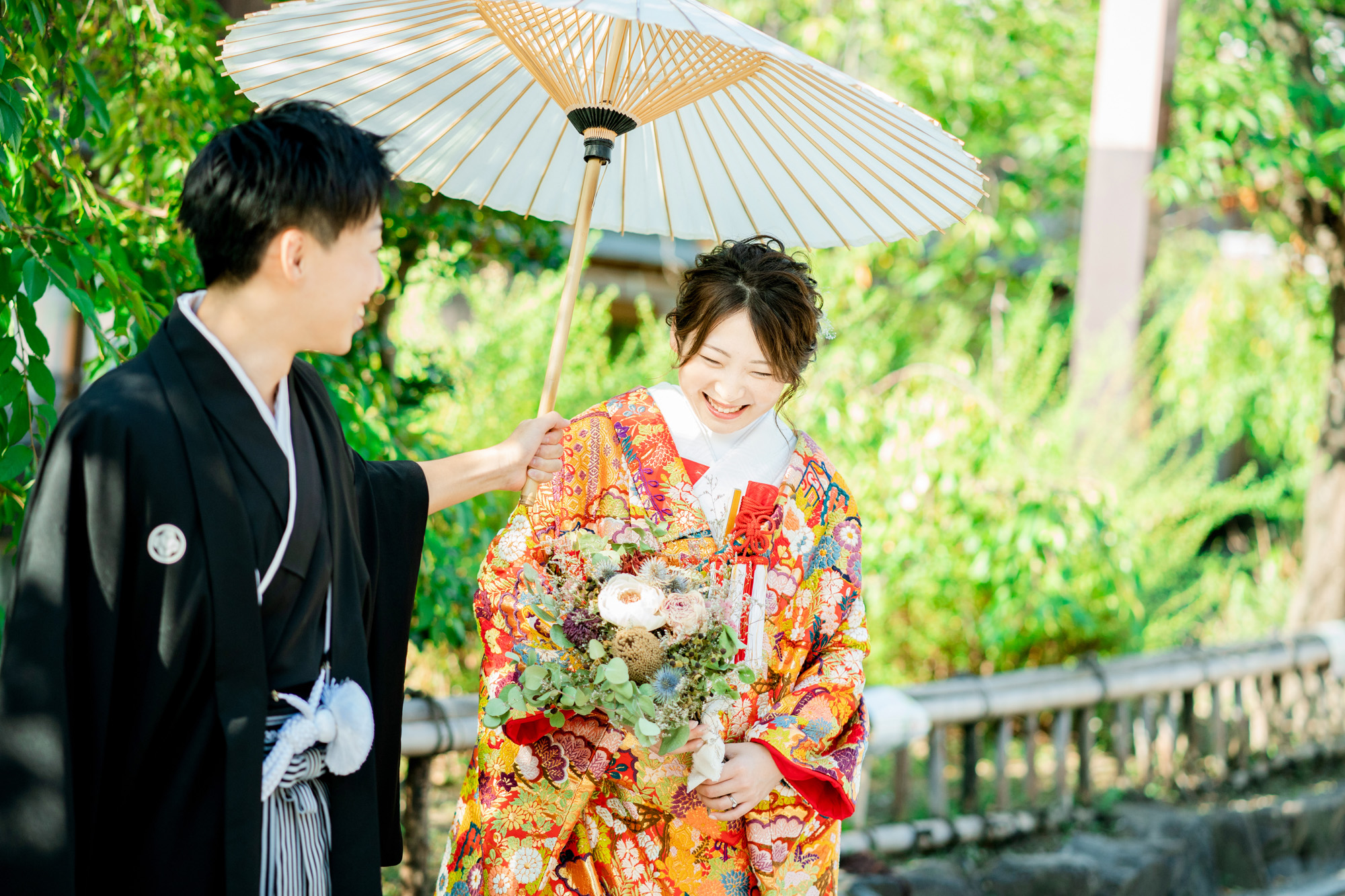 ドライフラワーブーケと新郎新婦