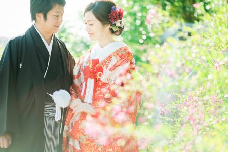 秋の光に包まれる和装の新郎新婦様