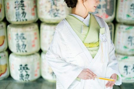 黄緑色の色掛下と白無垢