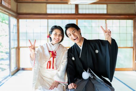 ピースしている新郎新婦