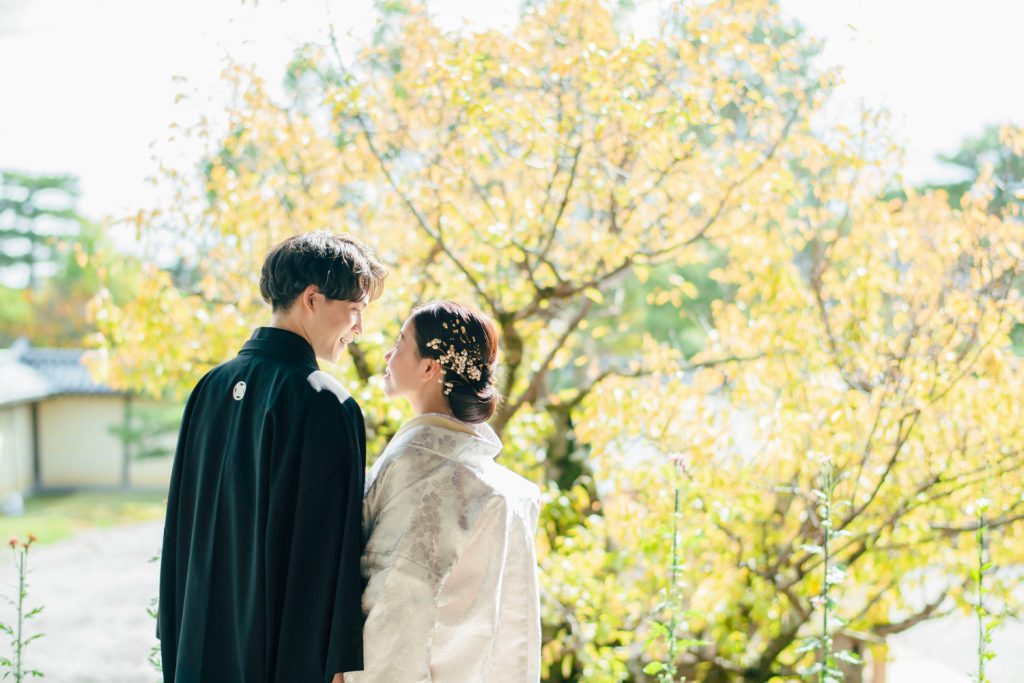 花嫁花婿さんを後ろから撮影