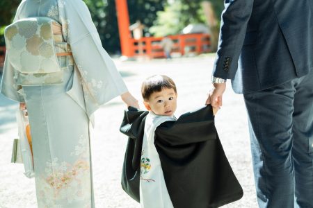 ３歳の男の子、神社へお参り