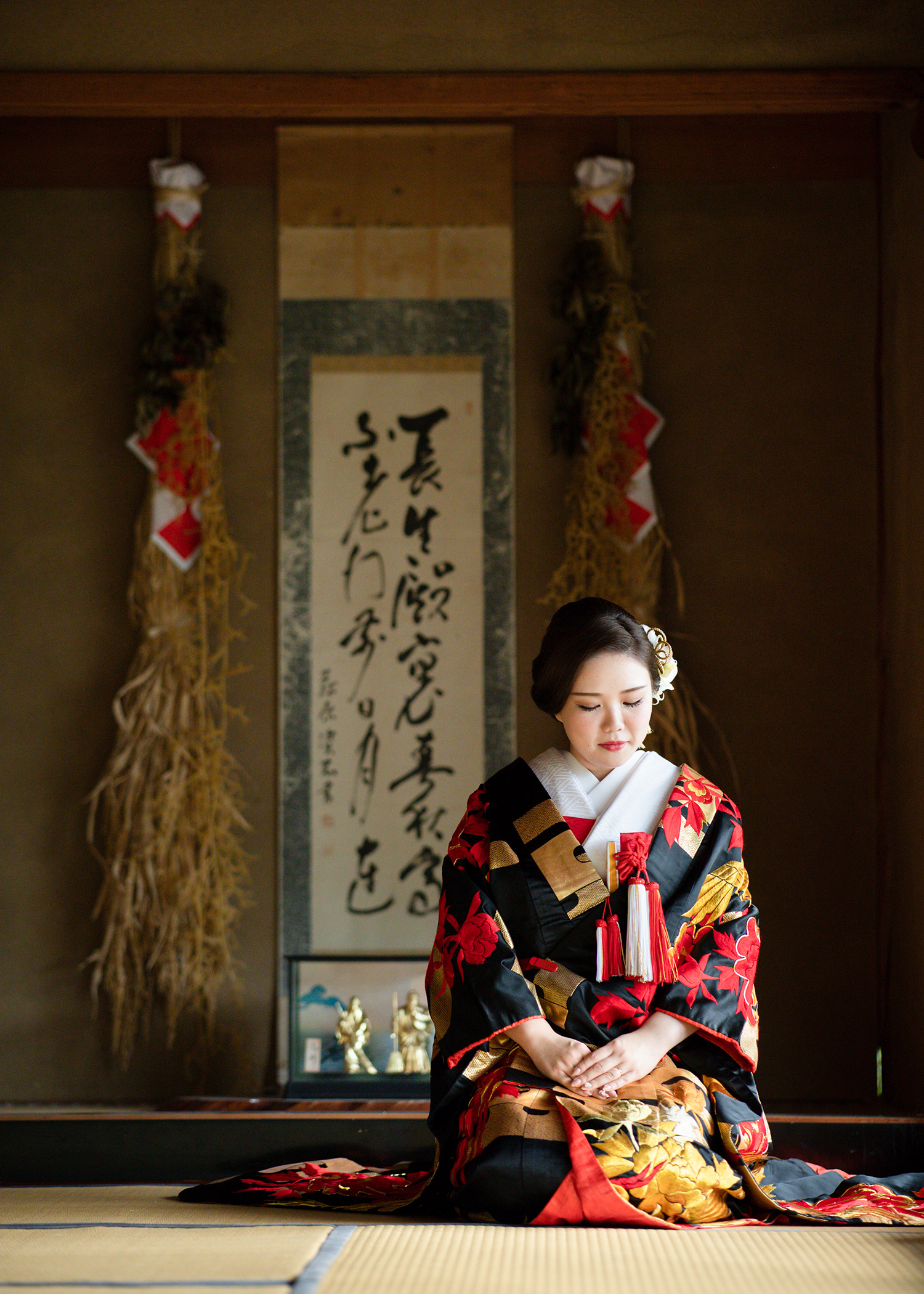 梅宮大社の参集殿で正座。色打掛の花嫁さん。