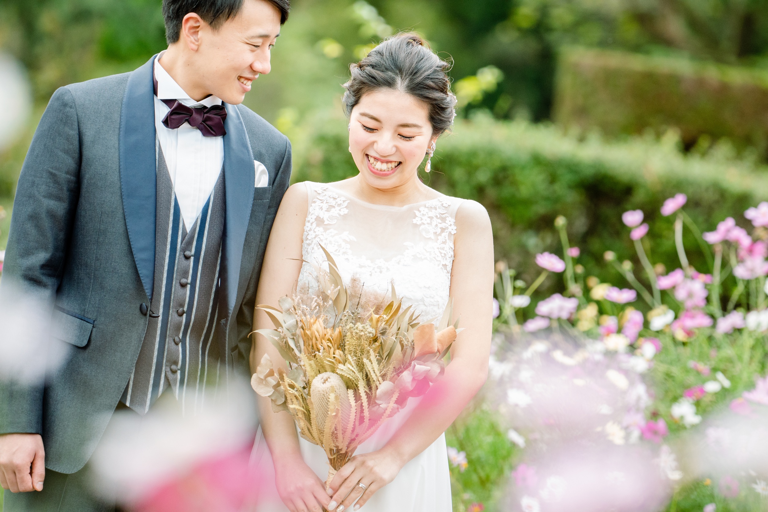 コスモスに包まれた新郎新婦