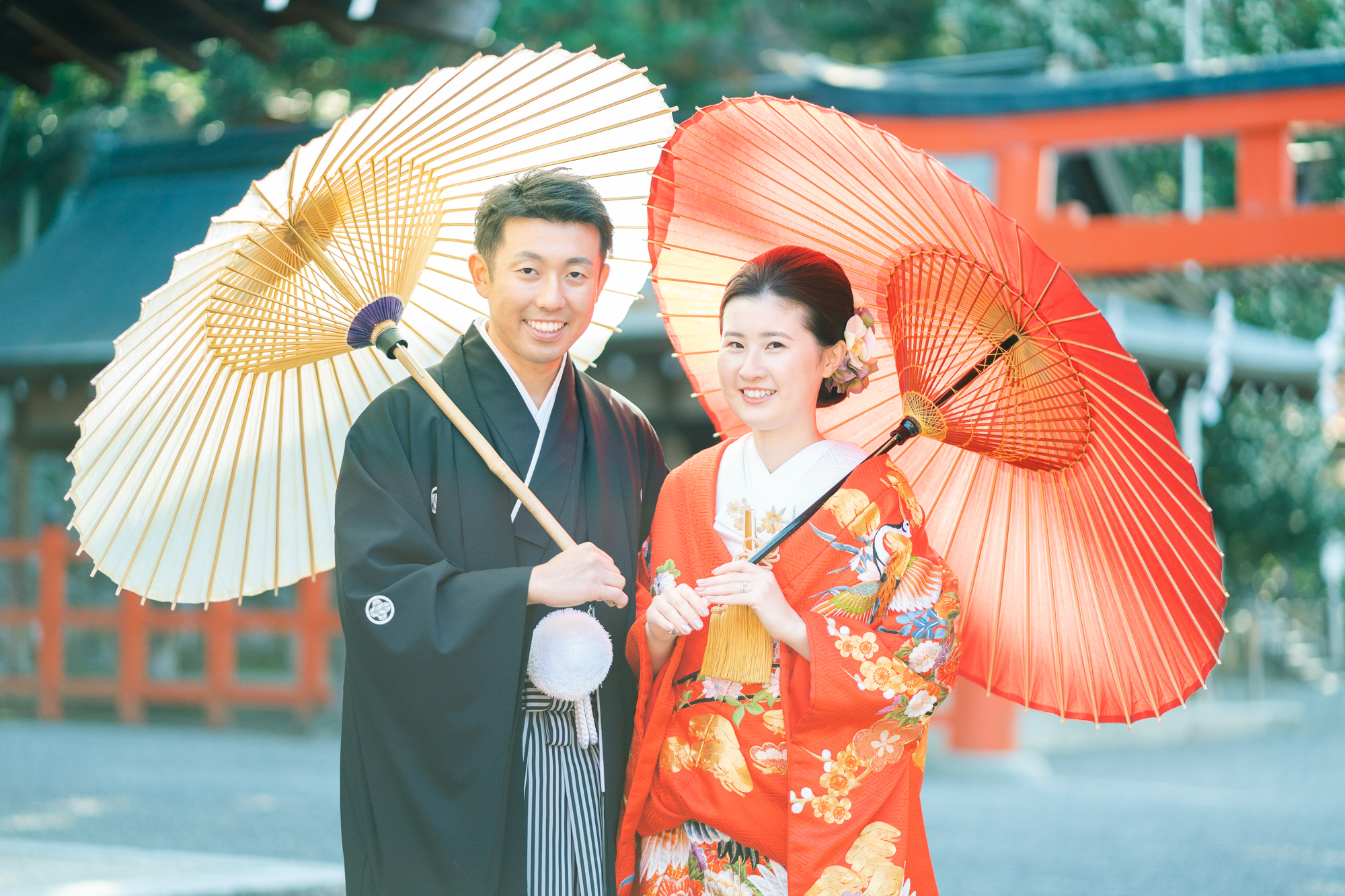 和傘をさした新郎新婦様「京都前撮り」