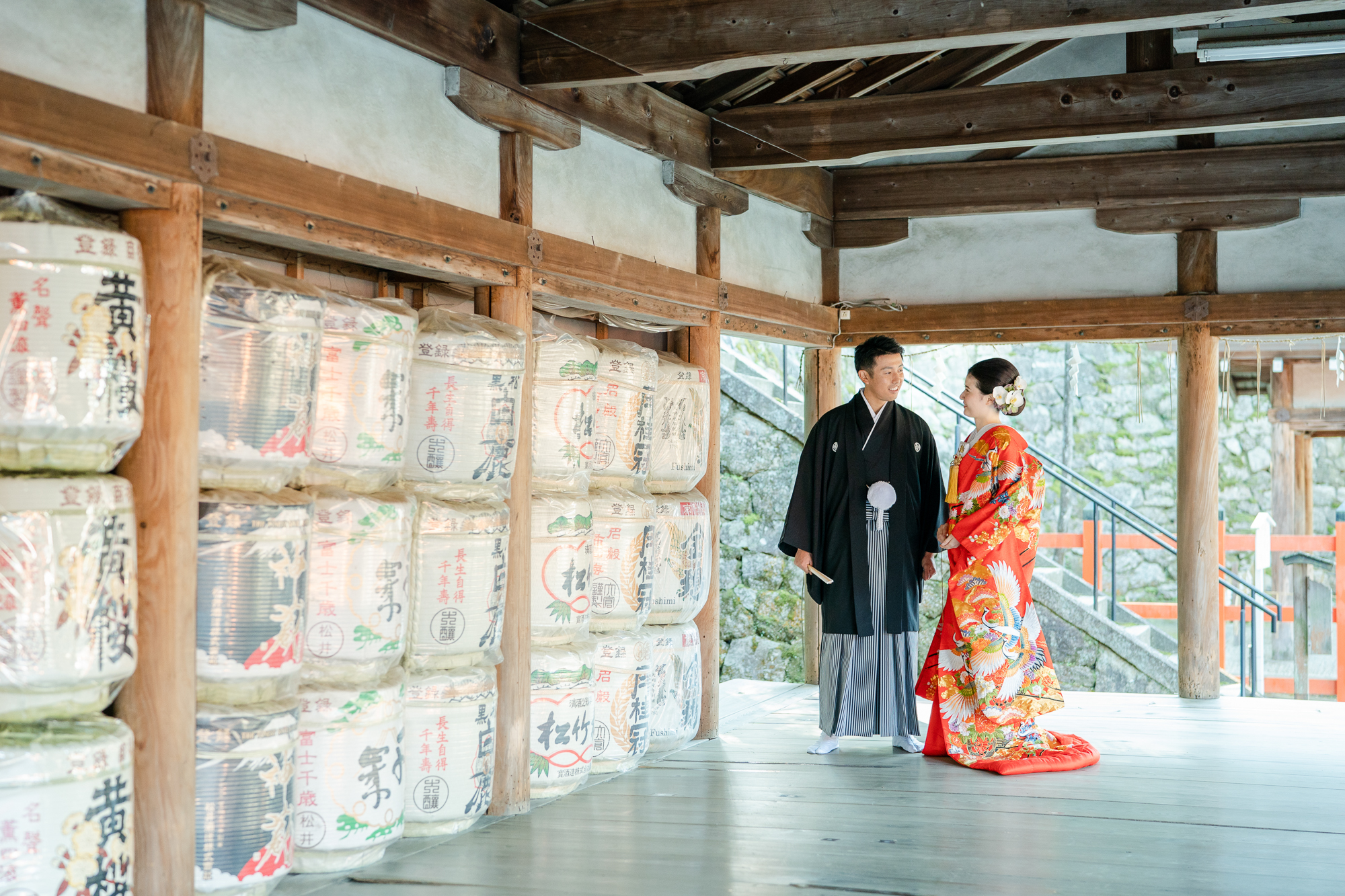 吉田神社前撮り。酒樽の前でポーズ。